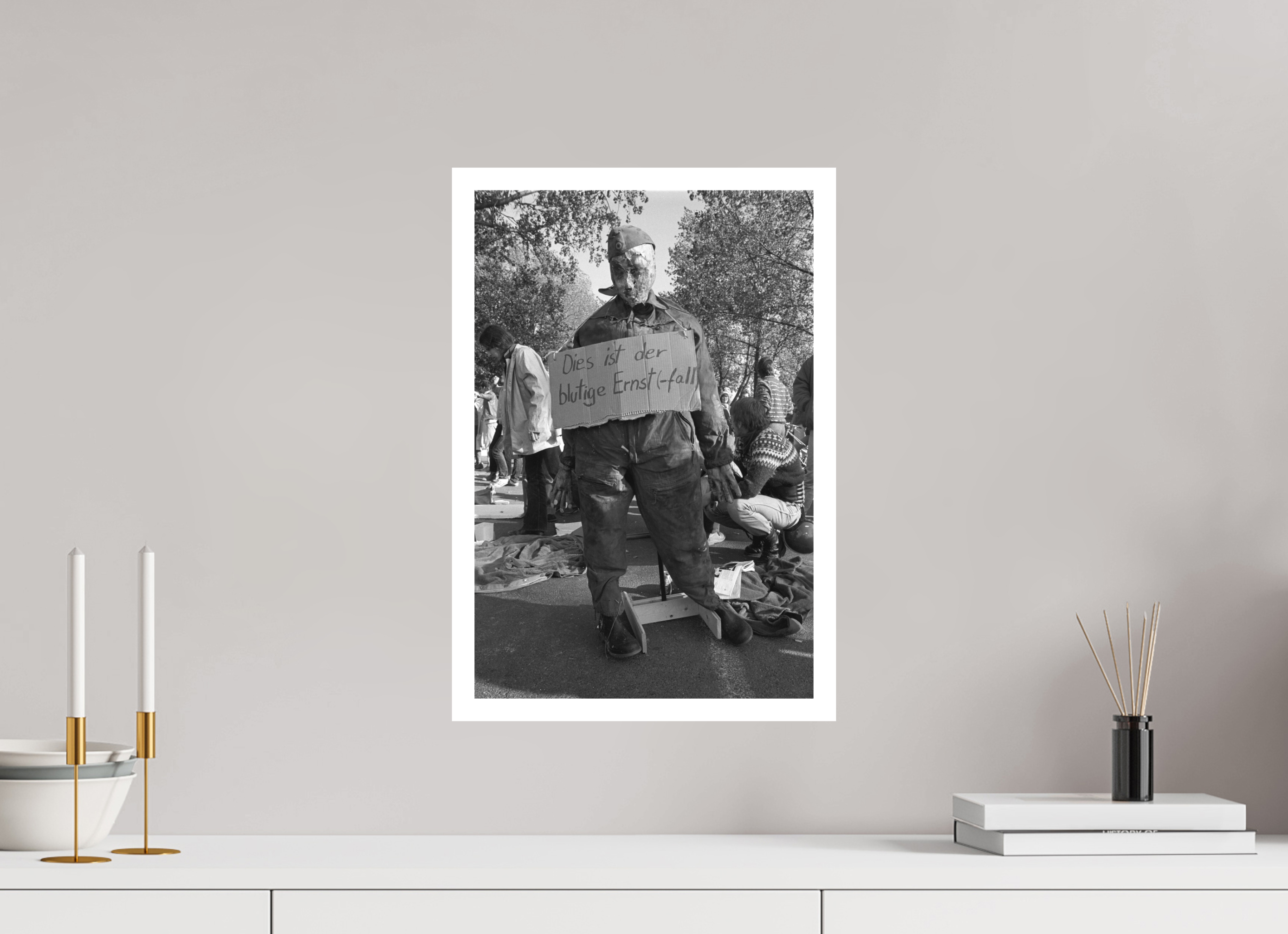 30 x 45 cm, 1. Foto mit Weißrand Johannes Hartmann: Der blutige Ernst(-fall) (S/W-Foto)