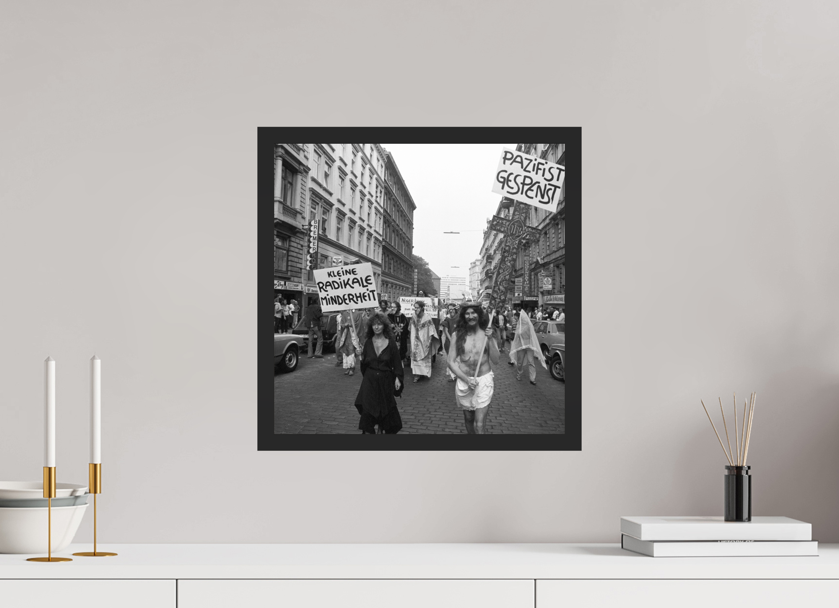 40 x 40 cm, 4a. Foto im Holz-Rahmen (20mm) Johannes Hartmann: Jesus und die kleine radikale Minderheit (S/W-Foto)