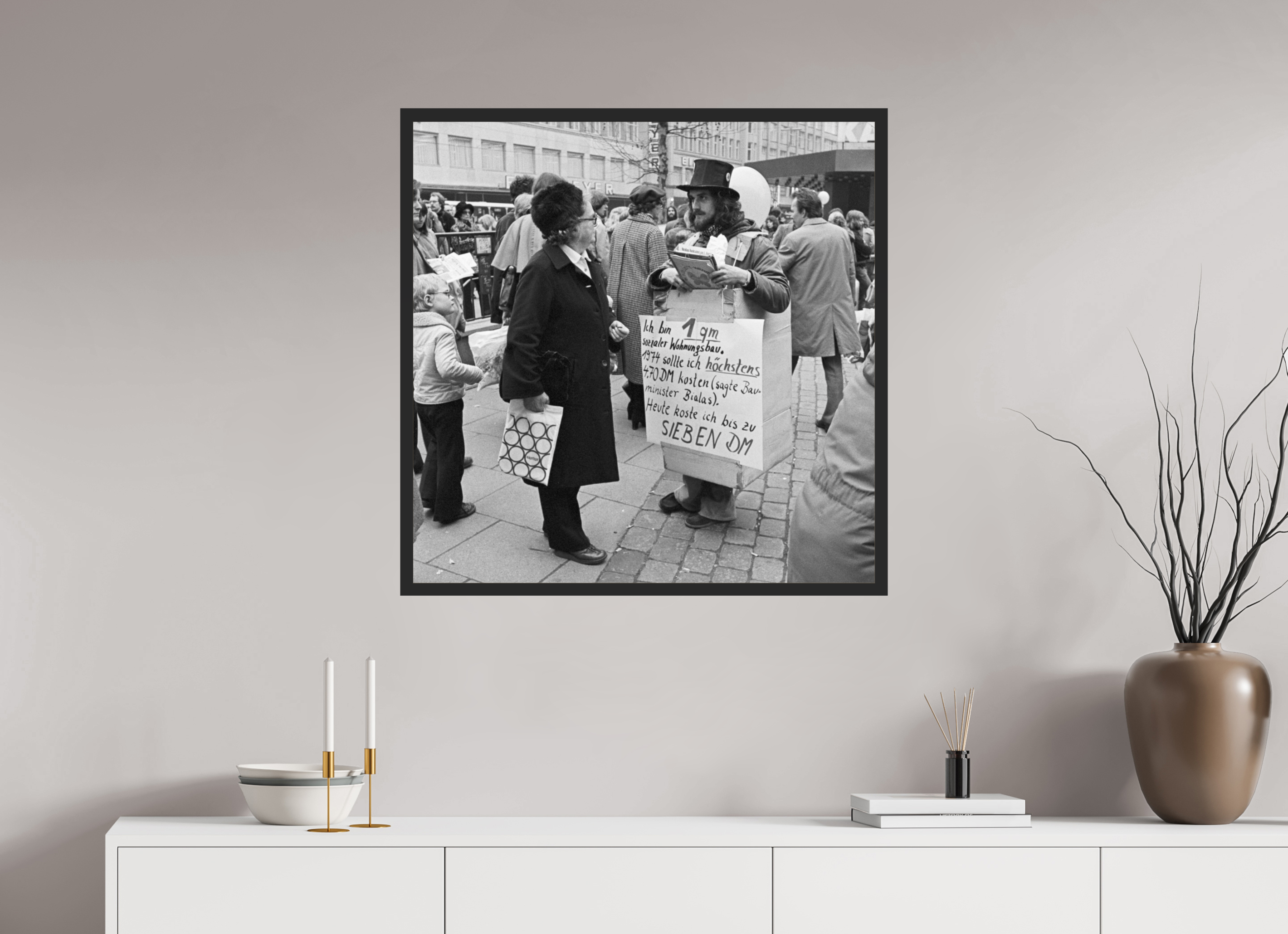 80 x 80 cm, 4a. Foto im Holz-Rahmen (20mm) Johannes Hartmann: Ich bin 1qm sozialer Wohnungsbau. (S/W-Foto)