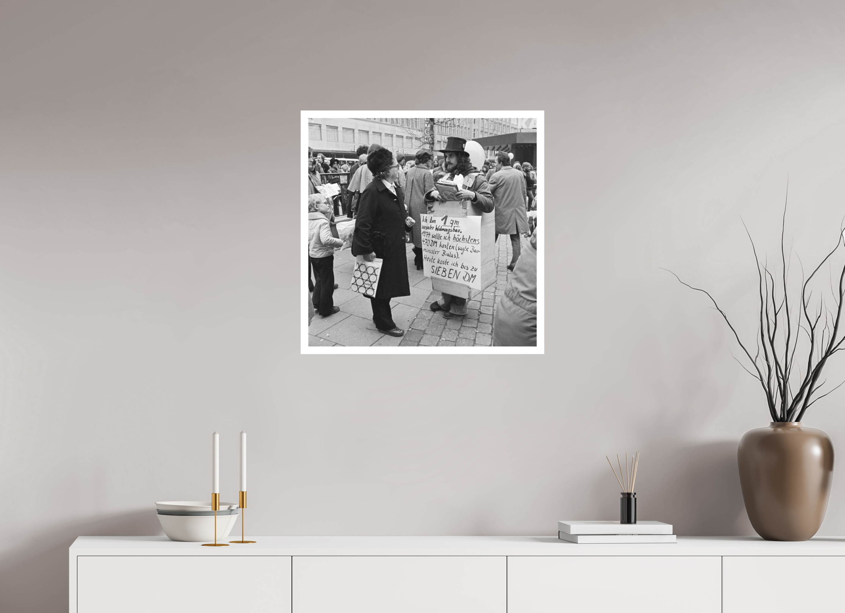 60 x 60 cm, 1. Foto mit Weißrand Johannes Hartmann: Ich bin 1qm sozialer Wohnungsbau. (S/W-Foto)