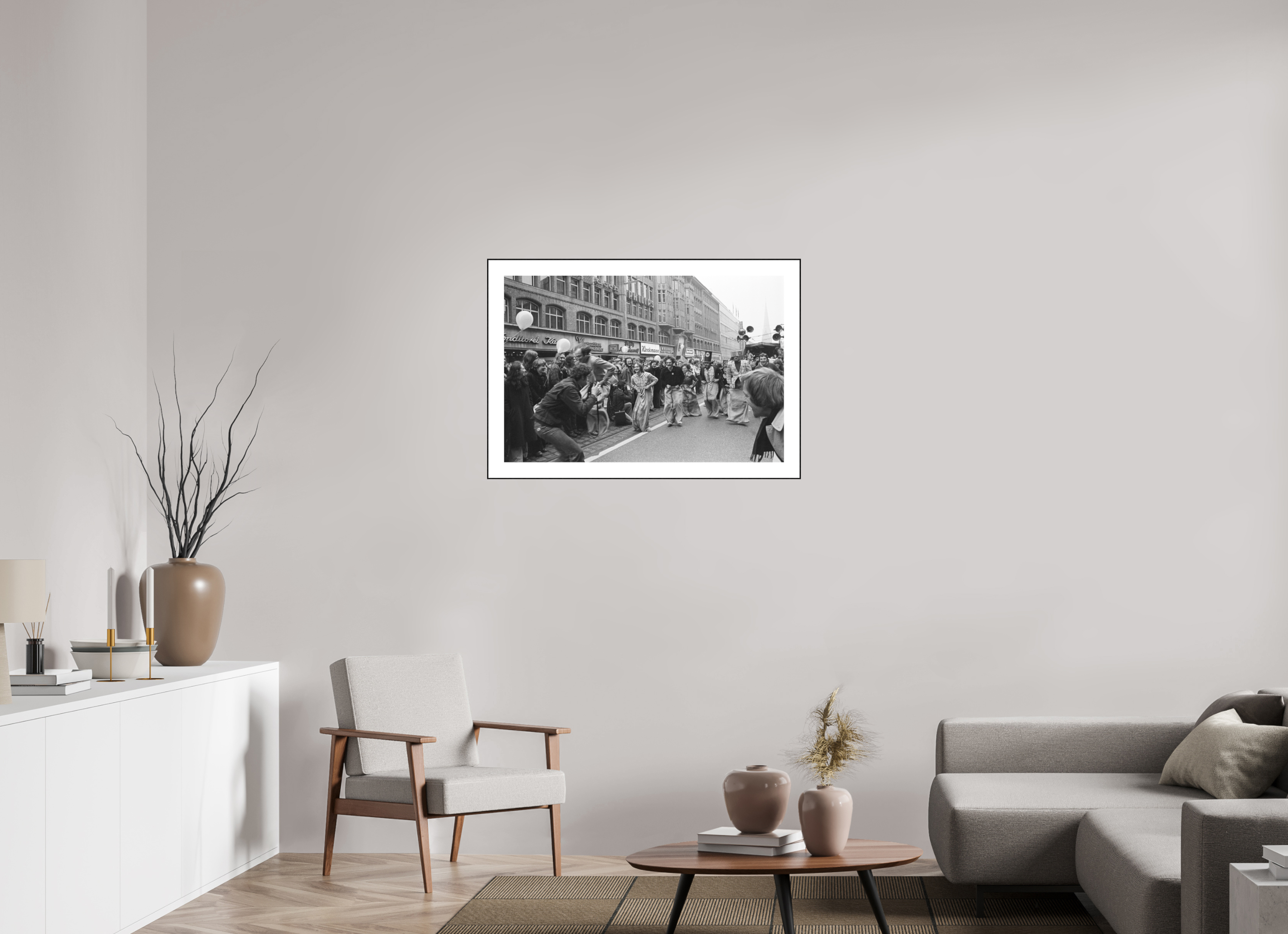 90 x 60 cm, 3b. Foto in ArtBox (4mm) mit Weißrand Johannes Hartmann: Sackhüpfen der Hamburger Pfeffersäcke (S/W-Foto)