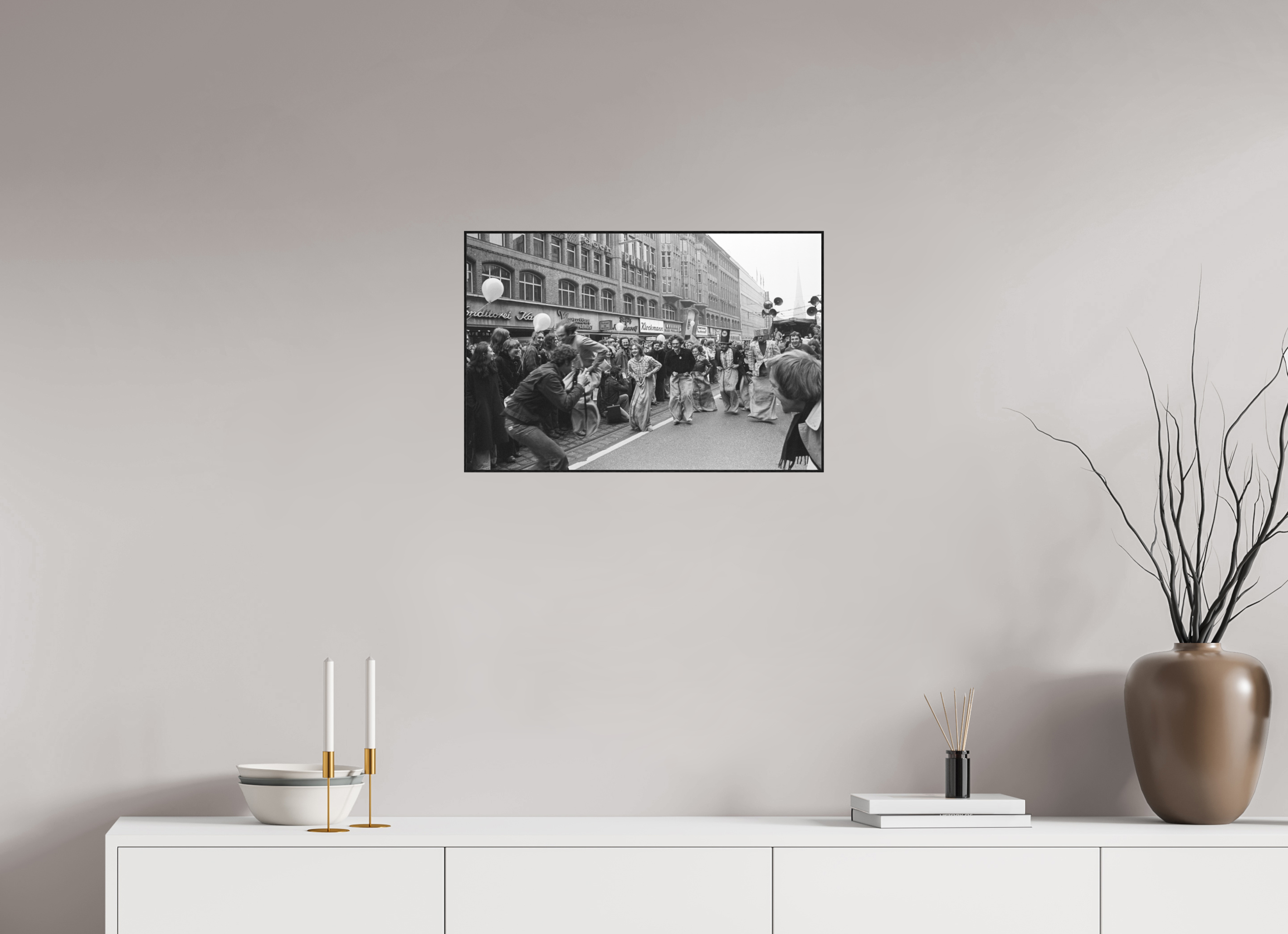 60 x 40 cm, 3a. Foto in ArtBox (4mm) Johannes Hartmann: Sackhüpfen der Hamburger Pfeffersäcke (S/W-Foto)