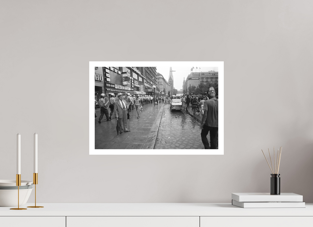 45 x 30 cm, 1. Foto mit Weißrand Johannes Hartmann: Was soll dieser ganze Zirkus? (S/W-Foto)