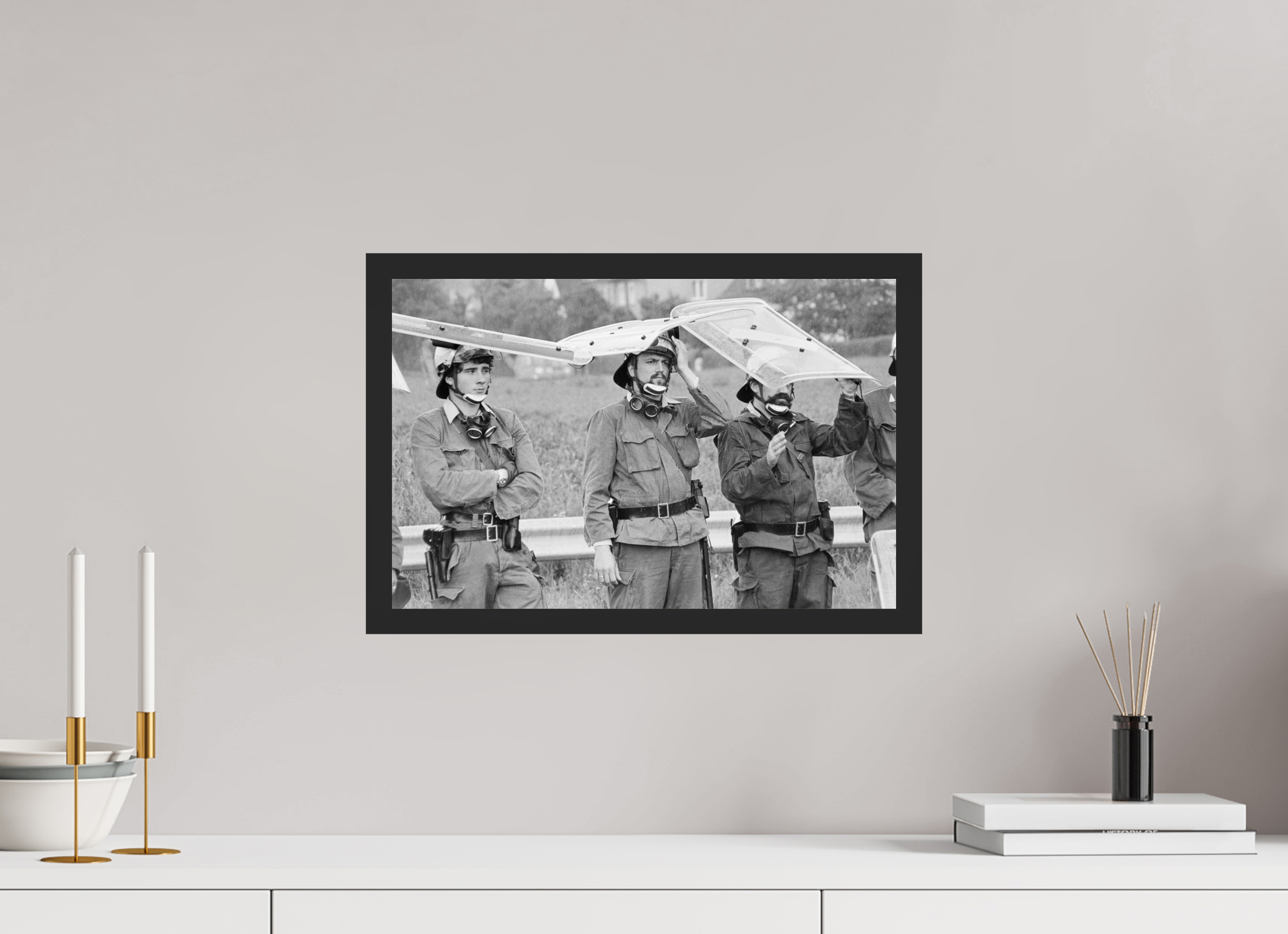 45 x 30 cm, 4a. Foto im Holz-Rahmen (20mm) Johannes Hartmann: Gefahr von oben... (S/W-Foto)