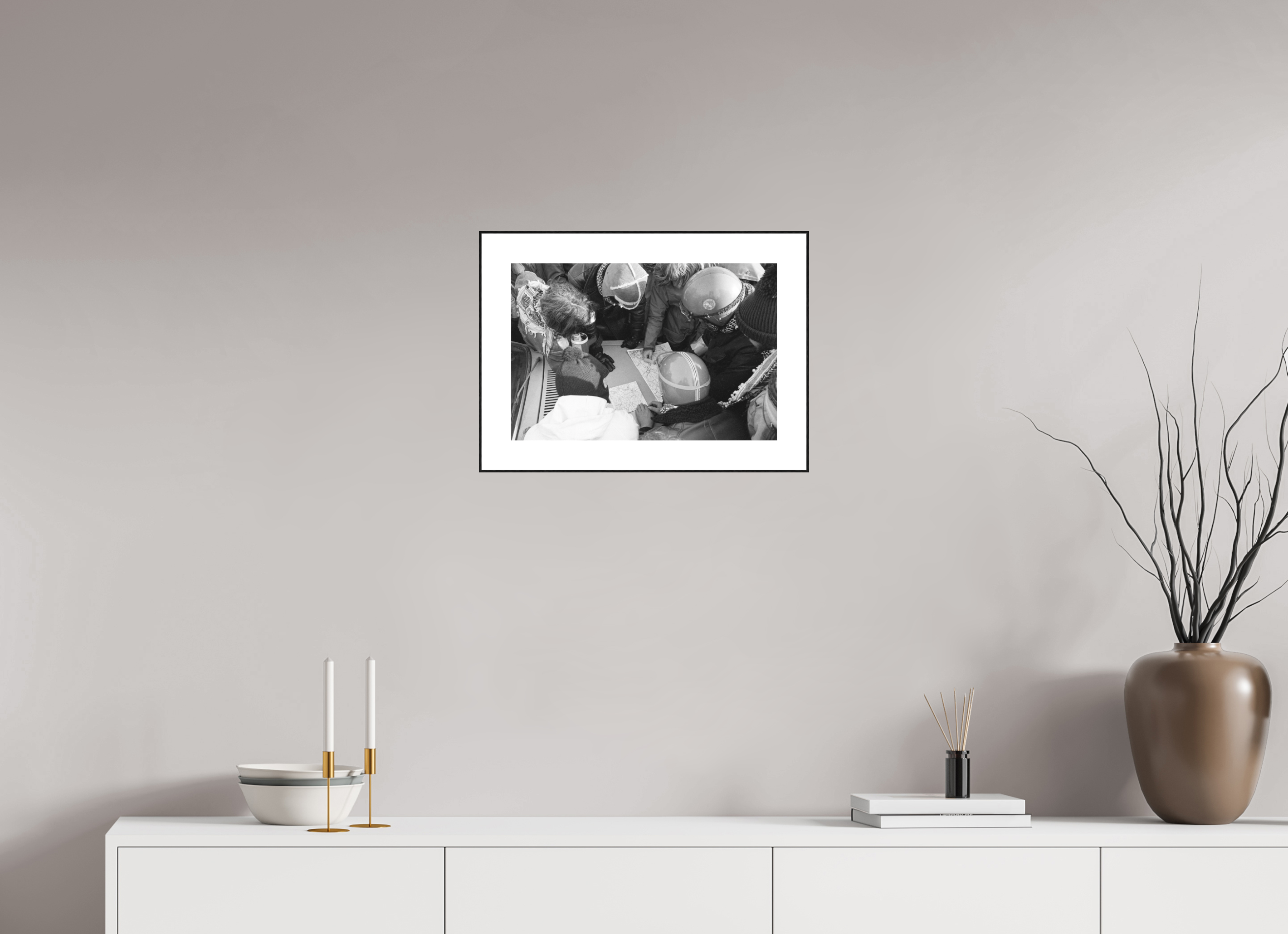 45 x 30 cm, 3b. Foto in ArtBox (4mm) mit Weißrand Johannes Hartmann: Wie umgehen wir die Polizeisperren? (S/W-Foto)