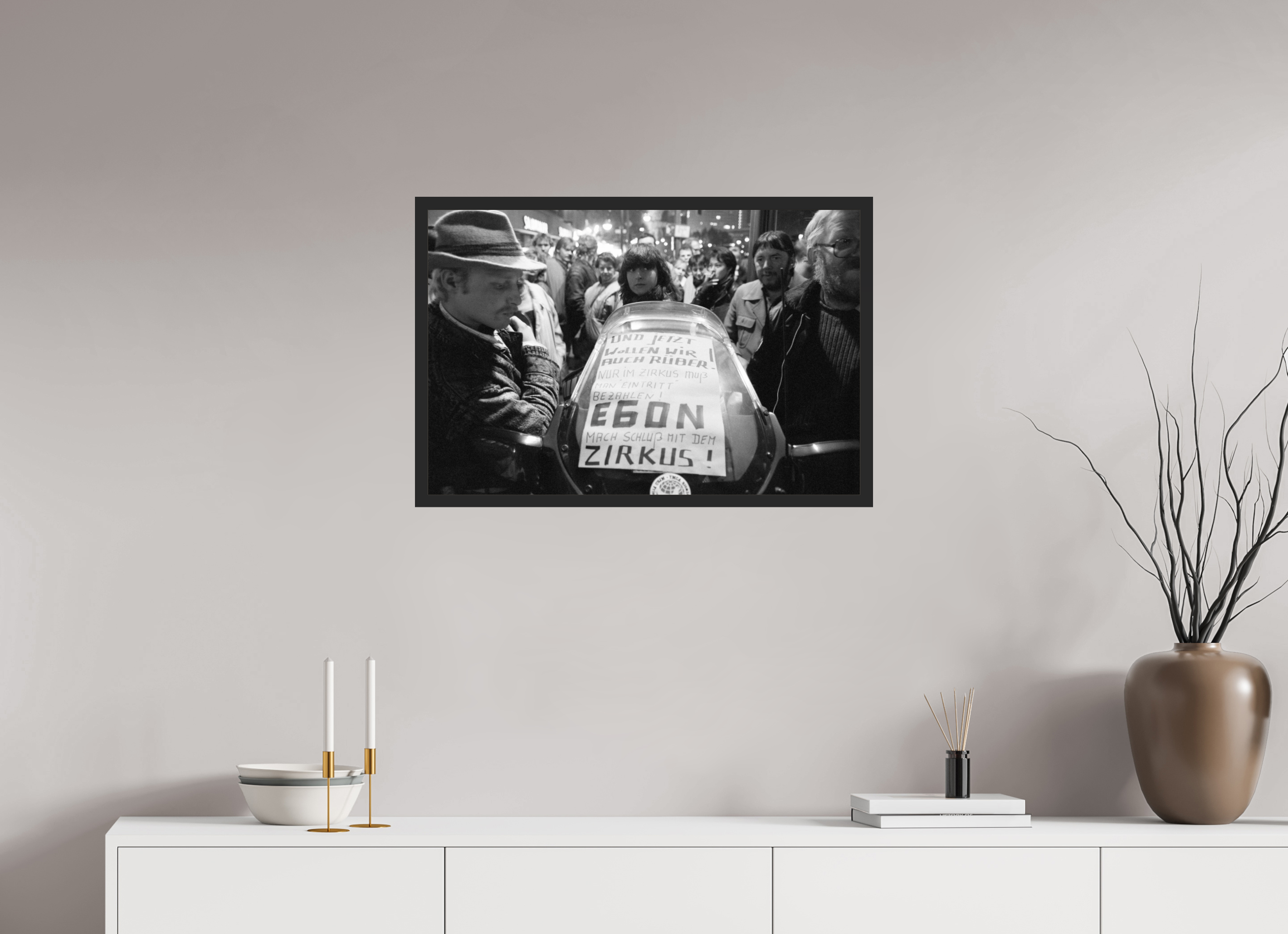 75 x 50 cm, 4a. Foto im Holz-Rahmen (20mm) Johannes Hartmann: Mach Schluss, Egon ! (S/W-Foto)