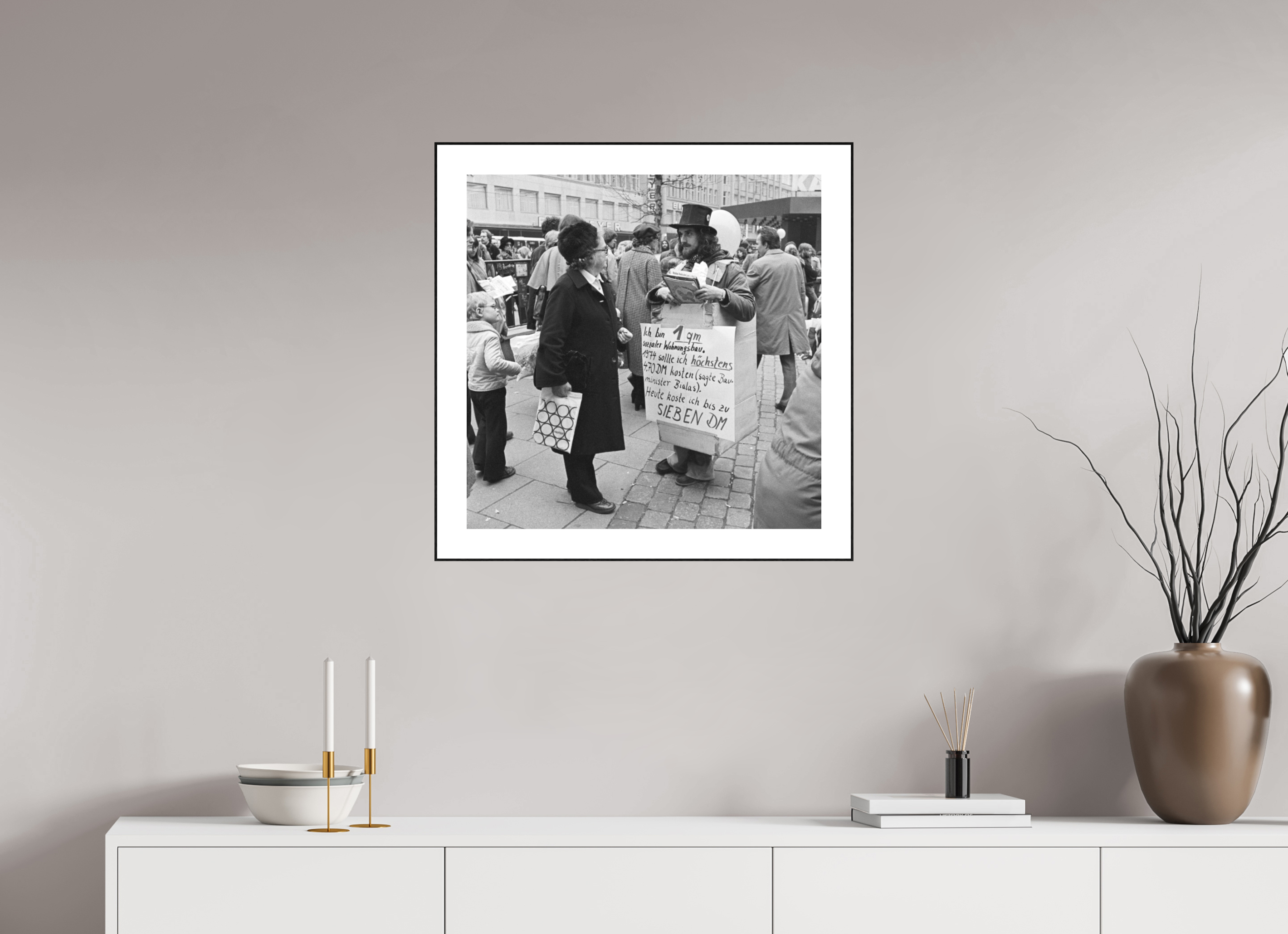 60 x 60 cm, 3b. Foto in ArtBox (4mm) mit Weißrand Johannes Hartmann: Ich bin 1qm sozialer Wohnungsbau. (S/W-Foto)