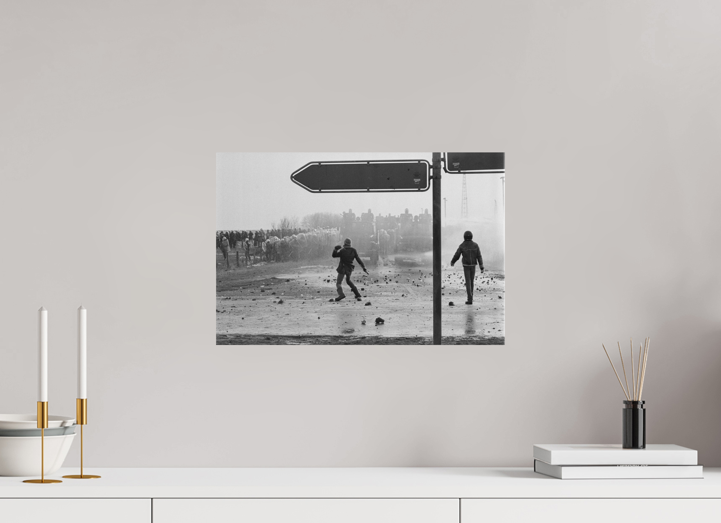 45 x 30 cm, 2. Foto auf Alu-Dibond Johannes Hartmann: Eskalation am Bauzaun 1 (S/W-Foto)