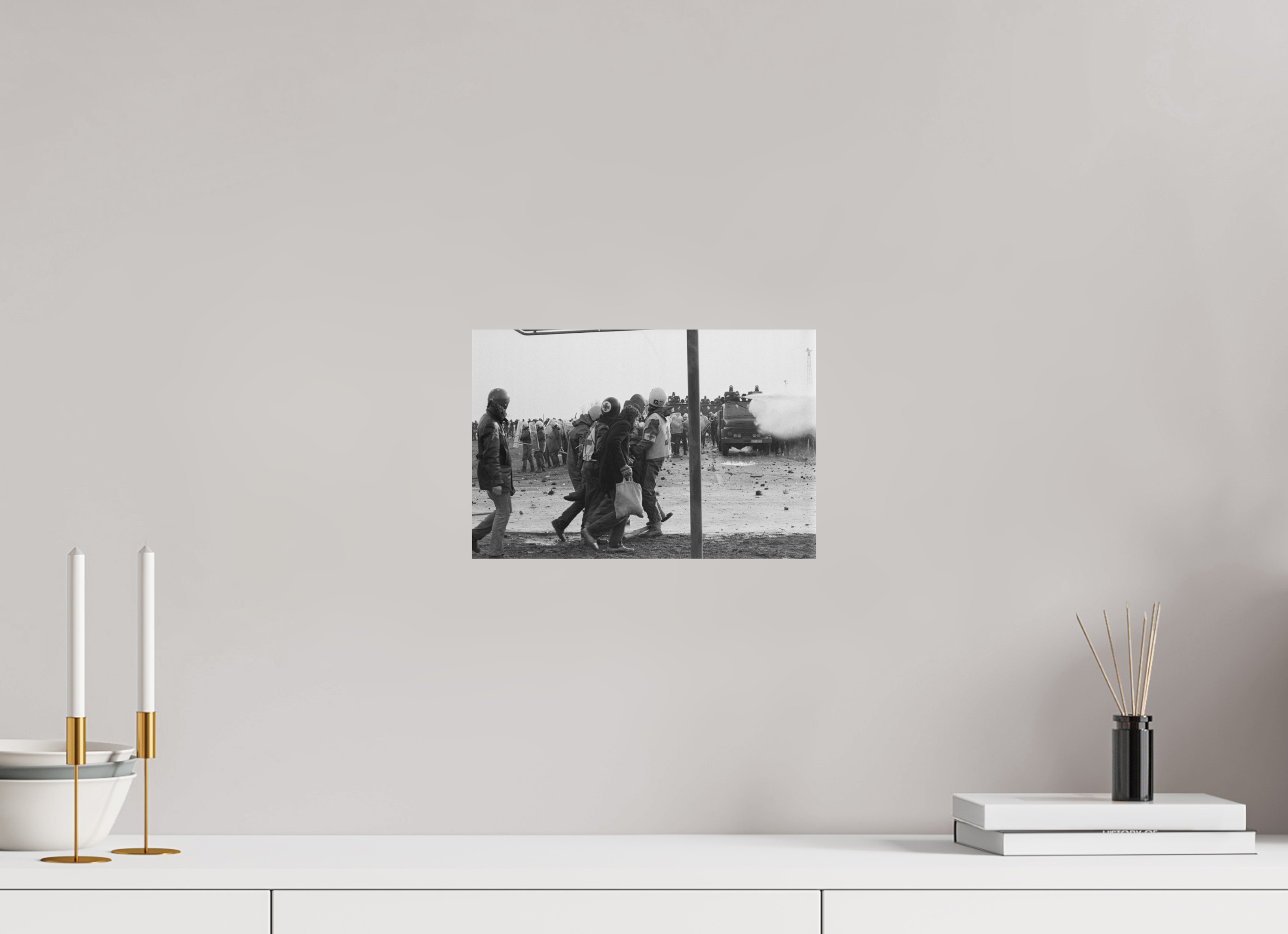 30 x 20 cm, 2. Foto auf Alu-Dibond Johannes Hartmann: Verletztentransport (S/W-Foto)