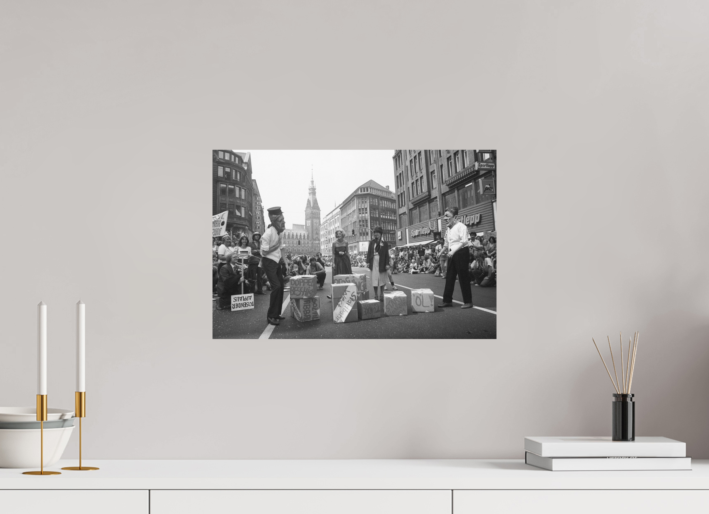 45 x 30 cm, 2. Foto auf Alu-Dibond Johannes Hartmann: NATO-Doppelbeschiss (S/W-Foto)