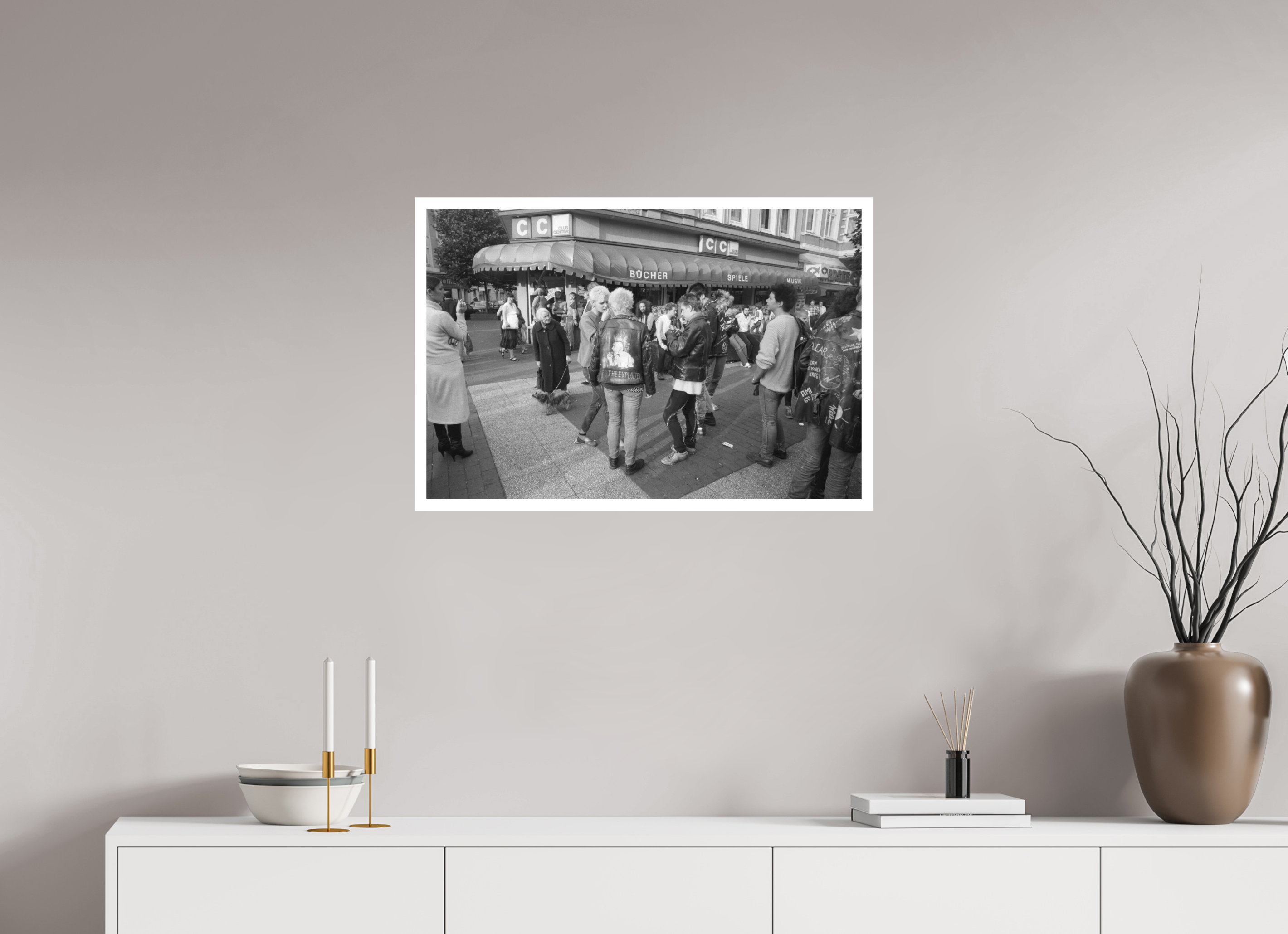 75 x 50 cm, 1. Foto mit Weißrand Johannes Hartmann: Jetzt auch noch die Punks... (S/W-Foto)