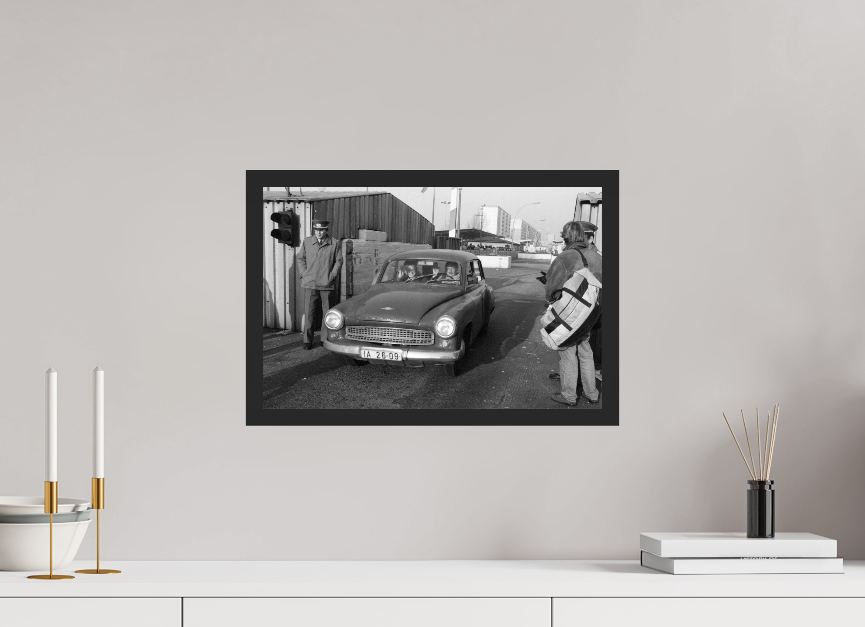 45 x 30 cm, 4a. Foto im Holz-Rahmen (20mm) Johannes Hartmann: Mit Hallo in den Westen (S/W-Foto)