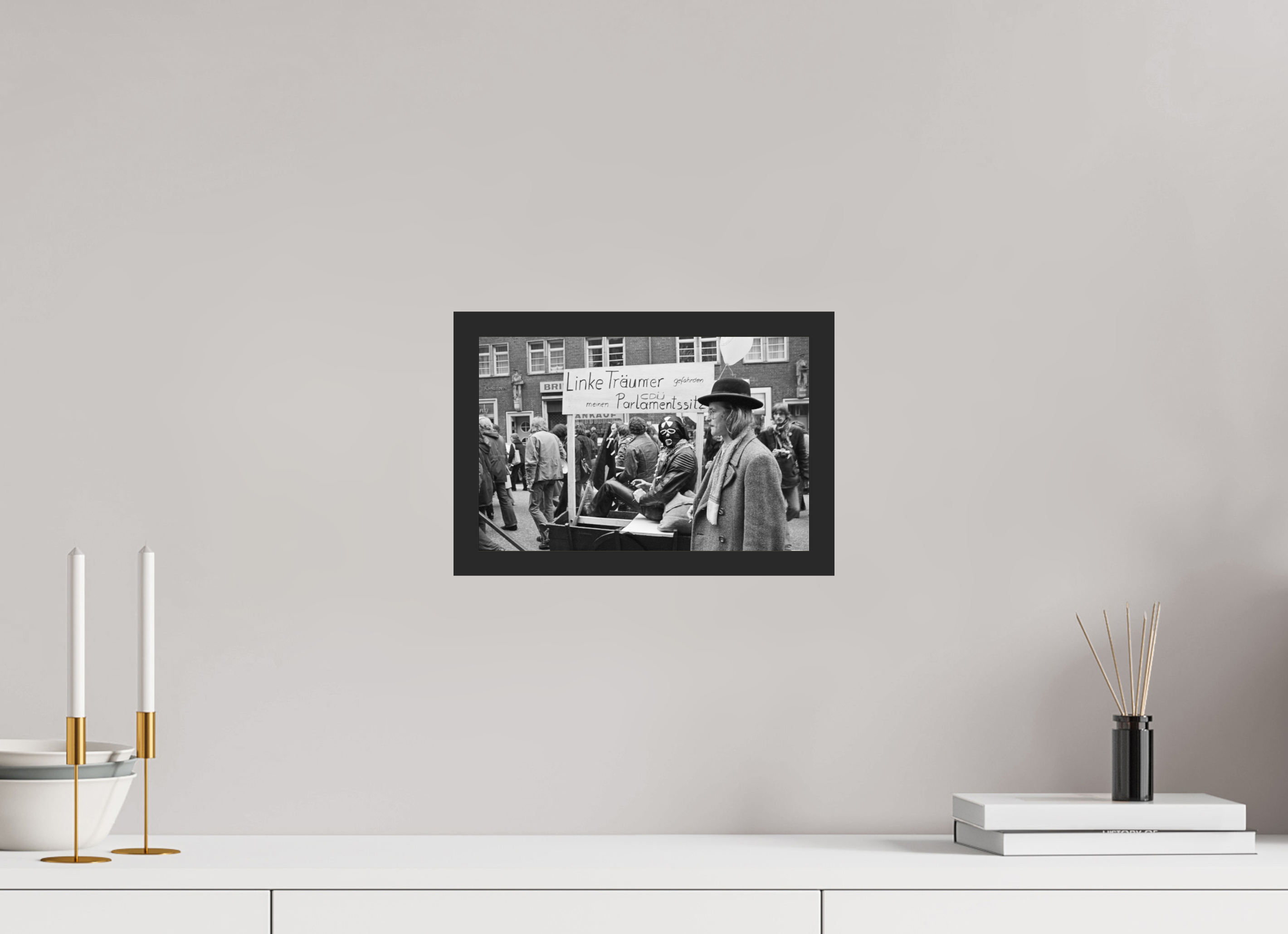 30 x 20 cm, 4a. Foto im Holz-Rahmen (20mm) Johannes Hartmann: Linke Träumer gefährden meinen CDU-Parlamentssitz (S/W-Foto)