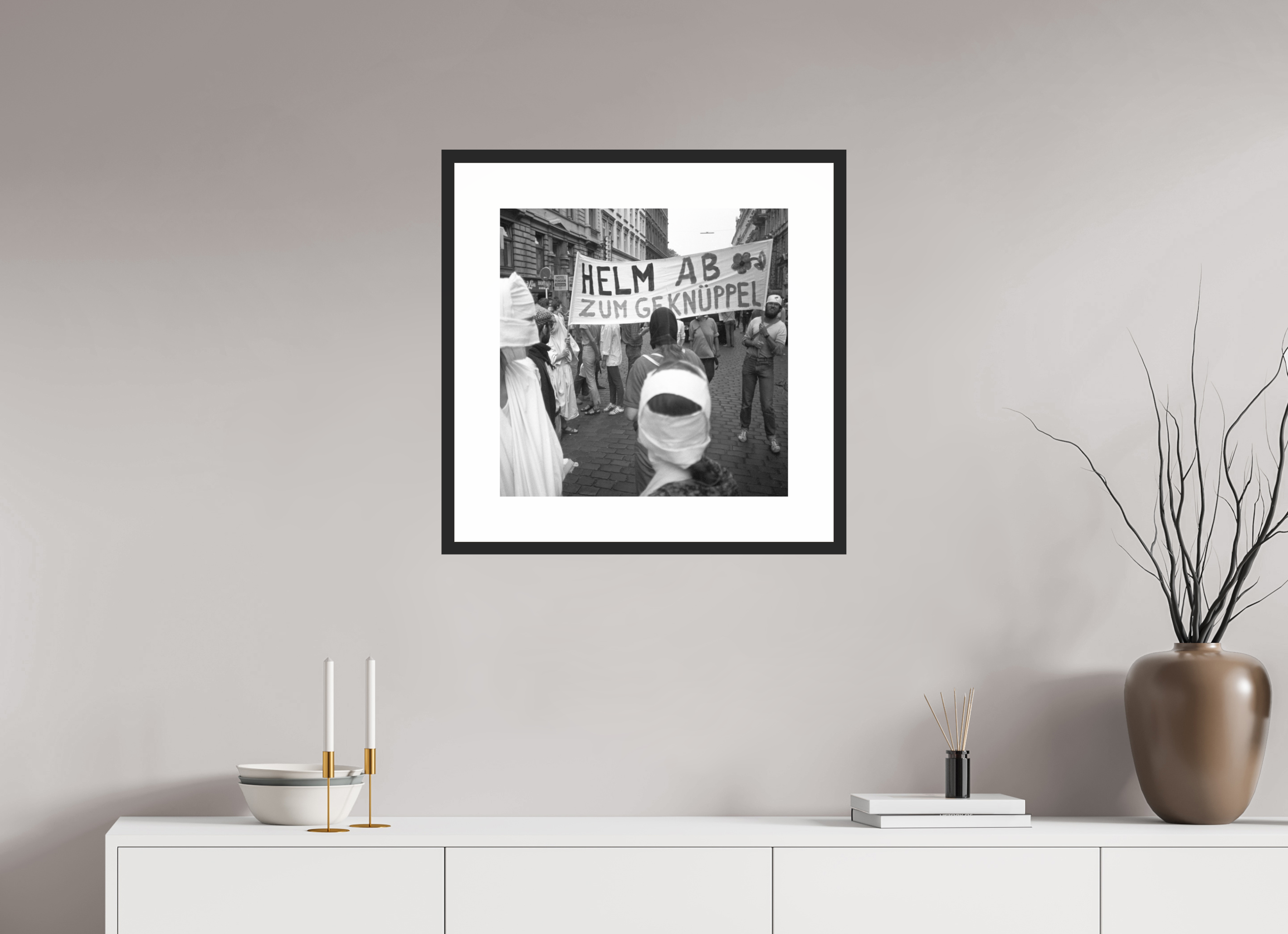 50 x 50 cm, 4b. Foto im Holz-Rahmen (20mm) mit Weißrand Johannes Hartmann: Helm ab zum Geknüppel (S/W-Foto)