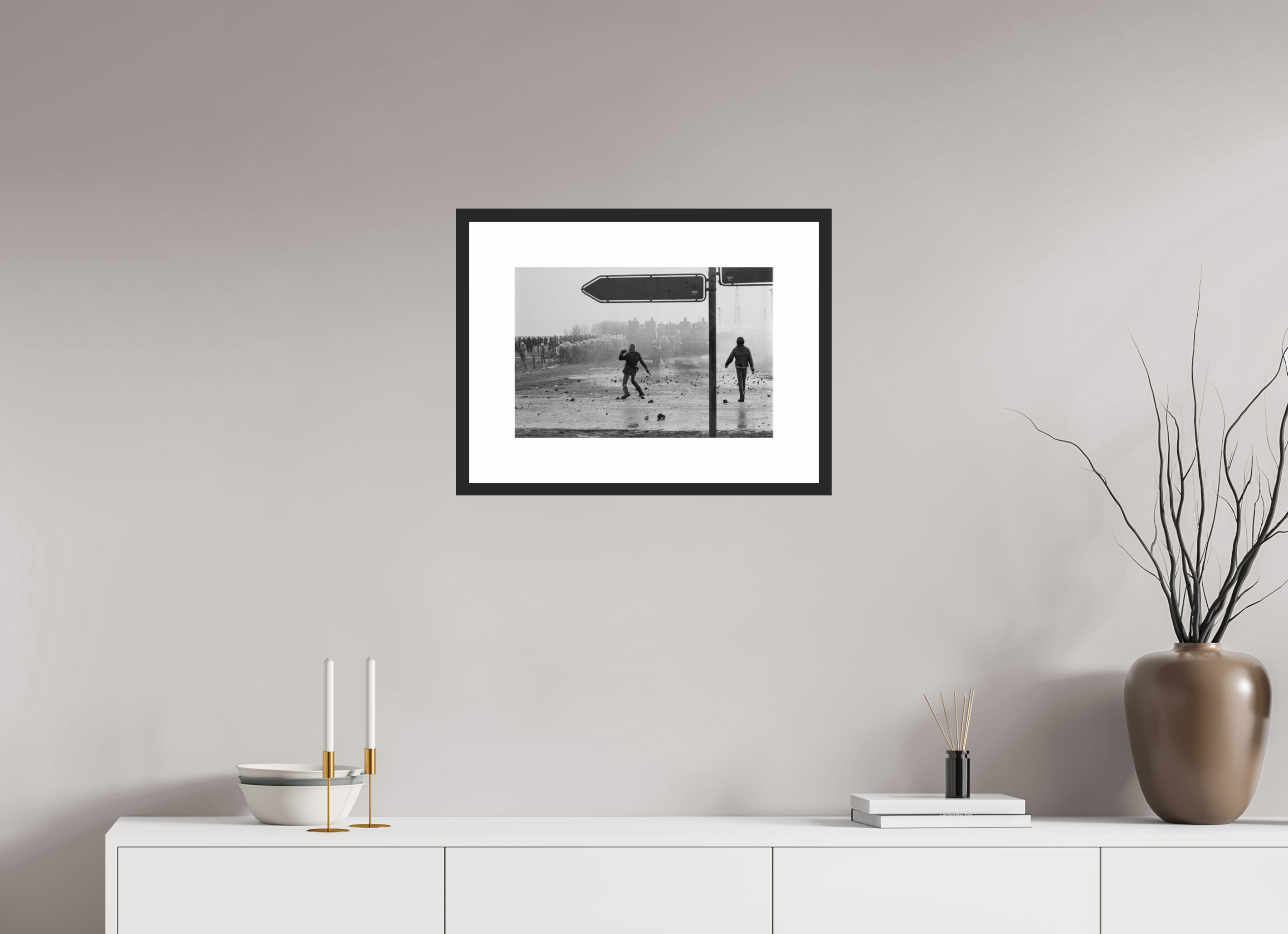 45 x 30 cm, 4b. Foto im Holz-Rahmen (20mm) mit Weißrand Johannes Hartmann: Eskalation am Bauzaun 1 (S/W-Foto)