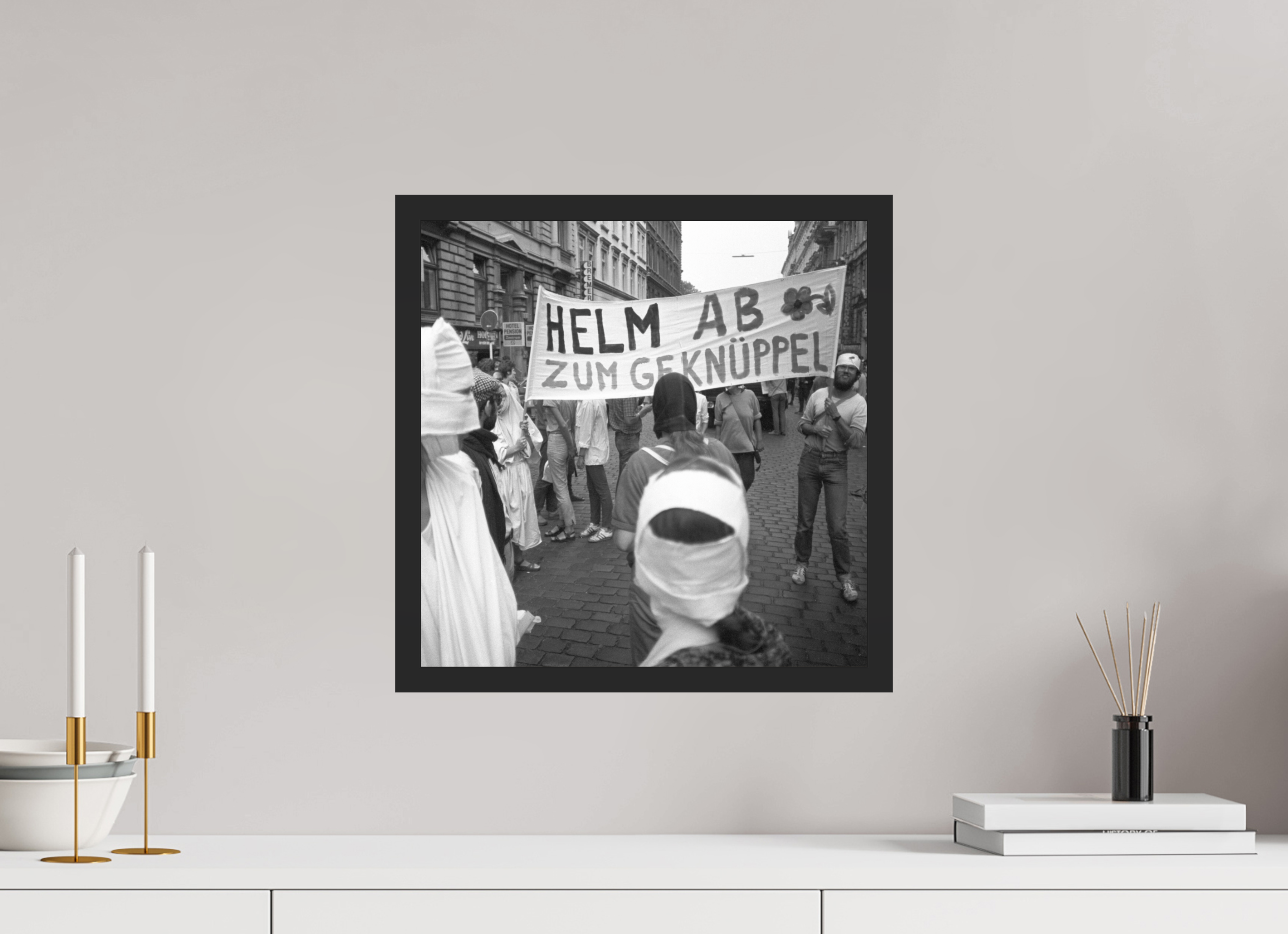 40 x 40 cm, 4a. Foto im Holz-Rahmen (20mm) Johannes Hartmann: Helm ab zum Geknüppel (S/W-Foto)