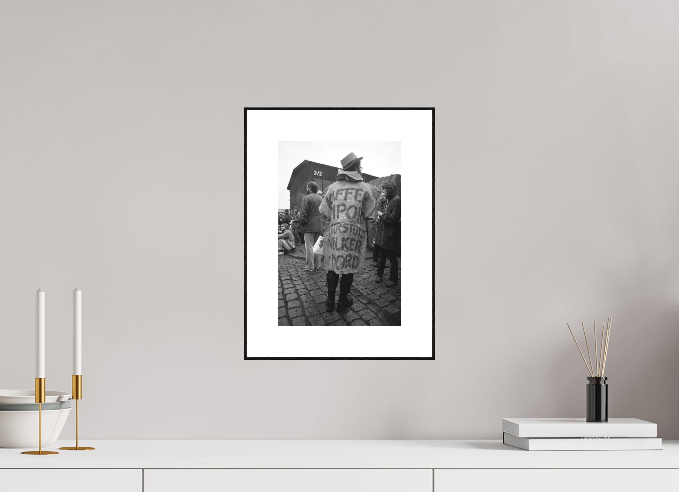 20 x 30 cm, 3b. Foto in ArtBox (4mm) mit Weißrand Johannes Hartmann: Kaffee-Import unterstützt Völkermord (S/W-Foto)