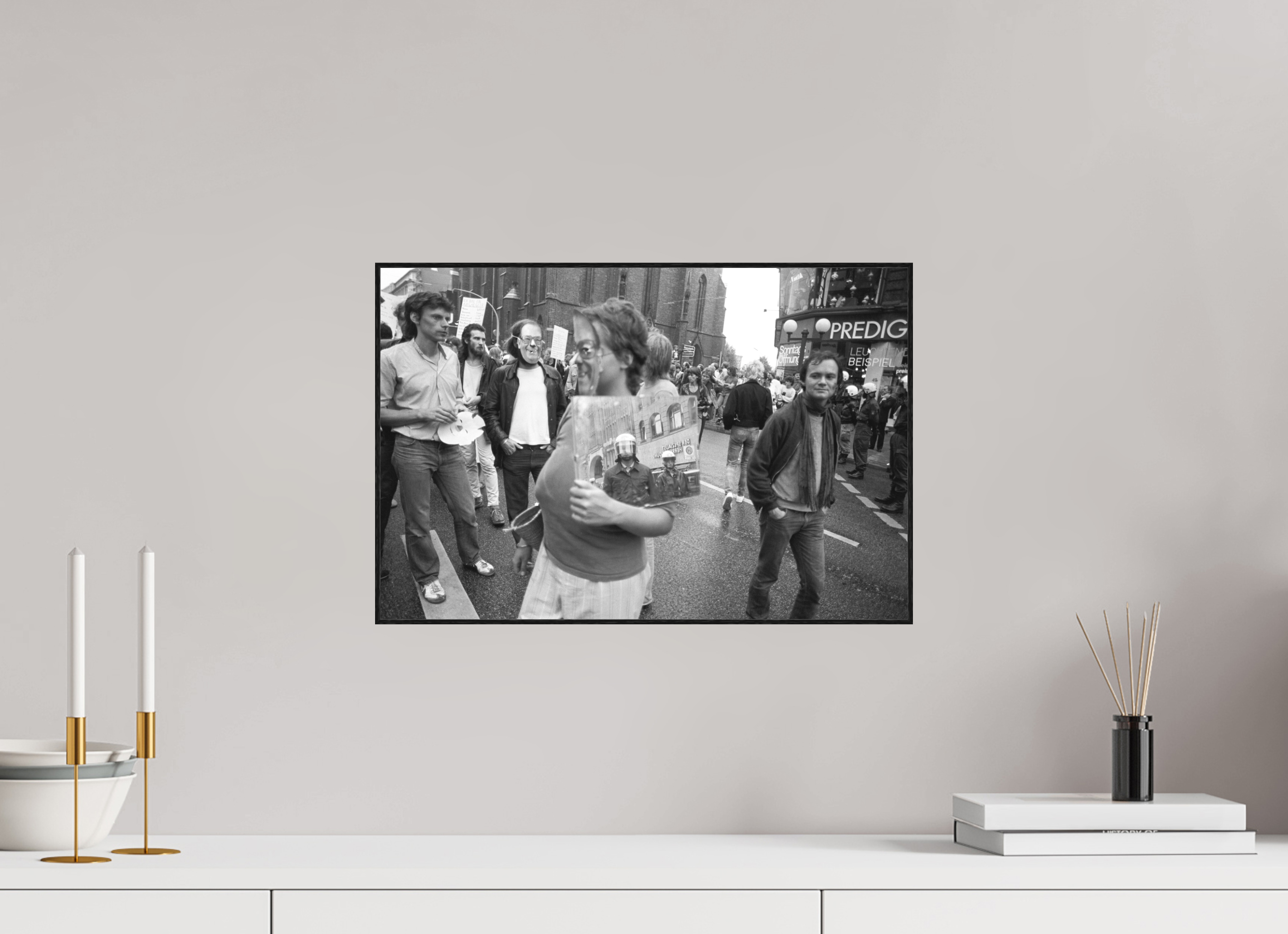 45 x 30 cm, 3a. Foto in ArtBox (4mm) Johannes Hartmann: Den Spiegel vorgehalten (S/W-Foto)