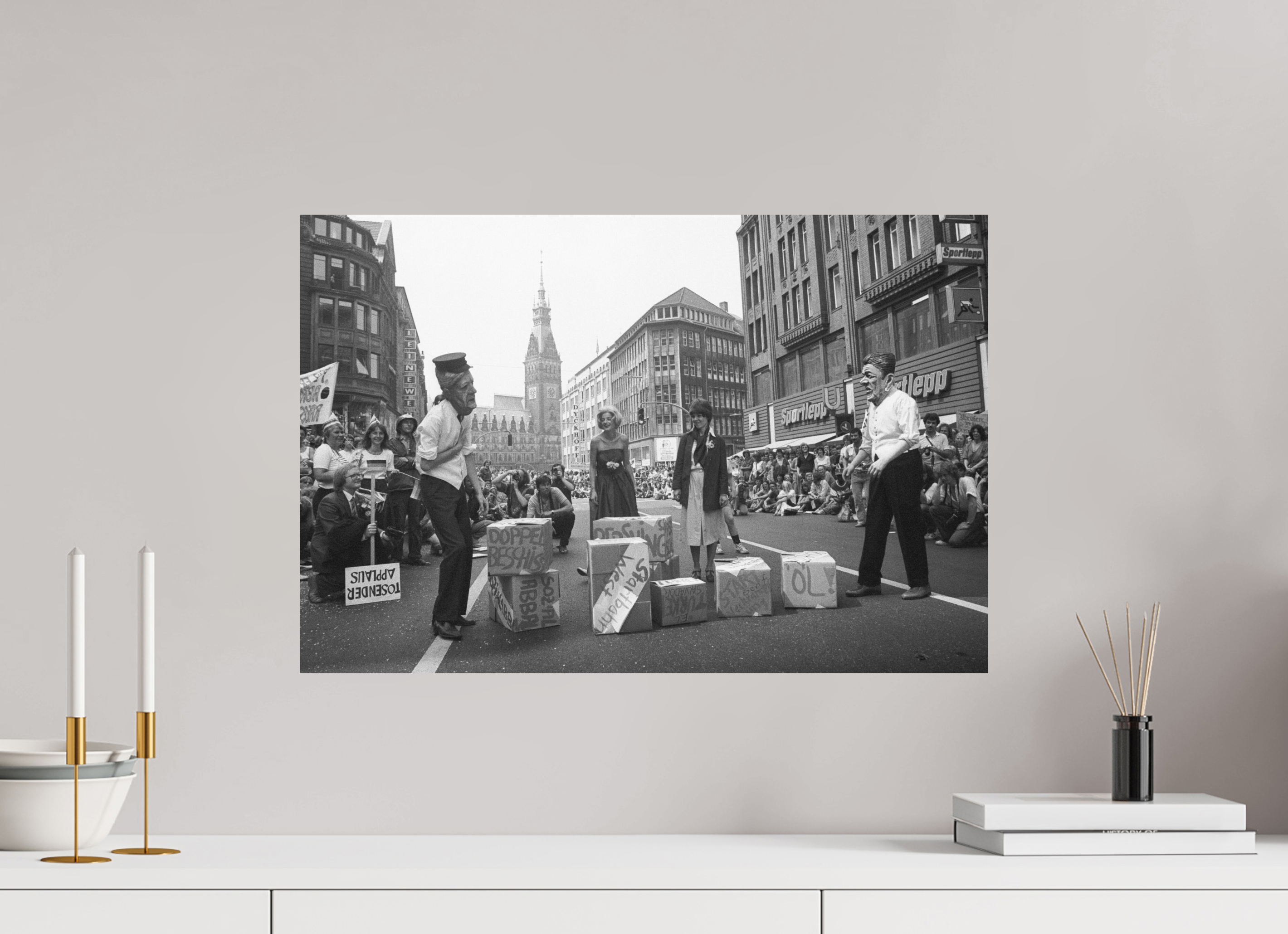 60 x 40 cm, 2. Foto auf Alu-Dibond Johannes Hartmann: NATO-Doppelbeschiss (S/W-Foto)