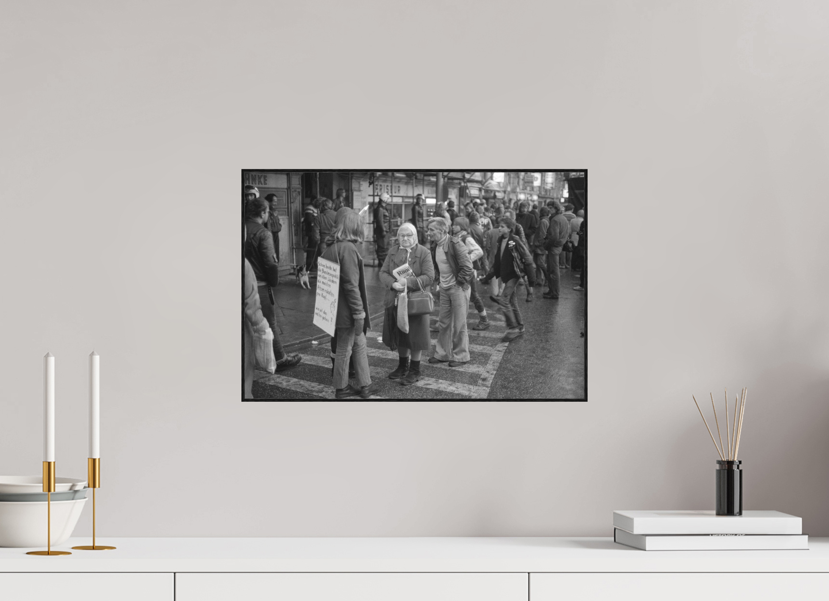 45 x 30 cm, 3a. Foto in ArtBox (4mm) Johannes Hartmann: Wie soll das weitergehen? (S/W-Foto)