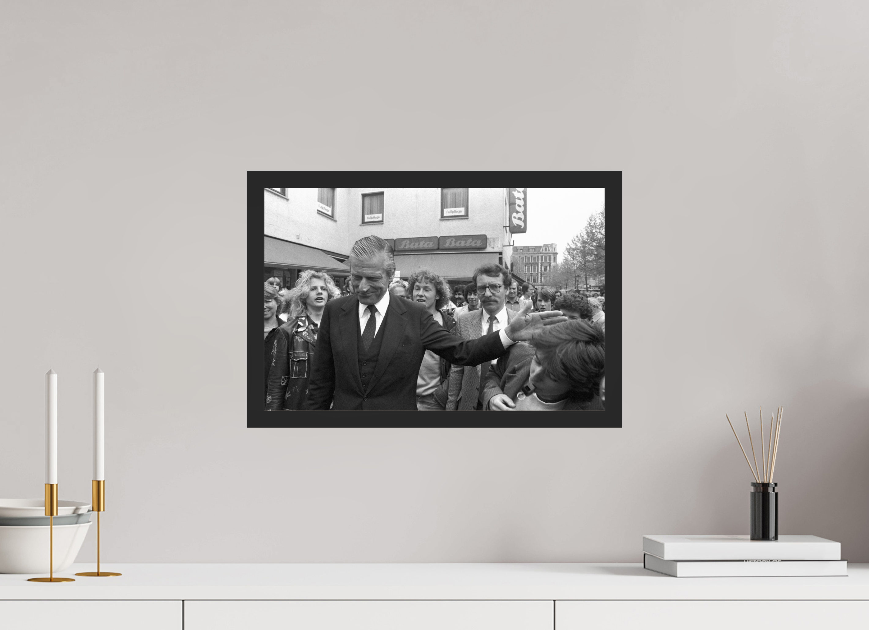 45 x 30 cm, 4a. Foto im Holz-Rahmen (20mm) Johannes Hartmann: Auftritt Walter Leisler-Kiep (S/W-Foto)