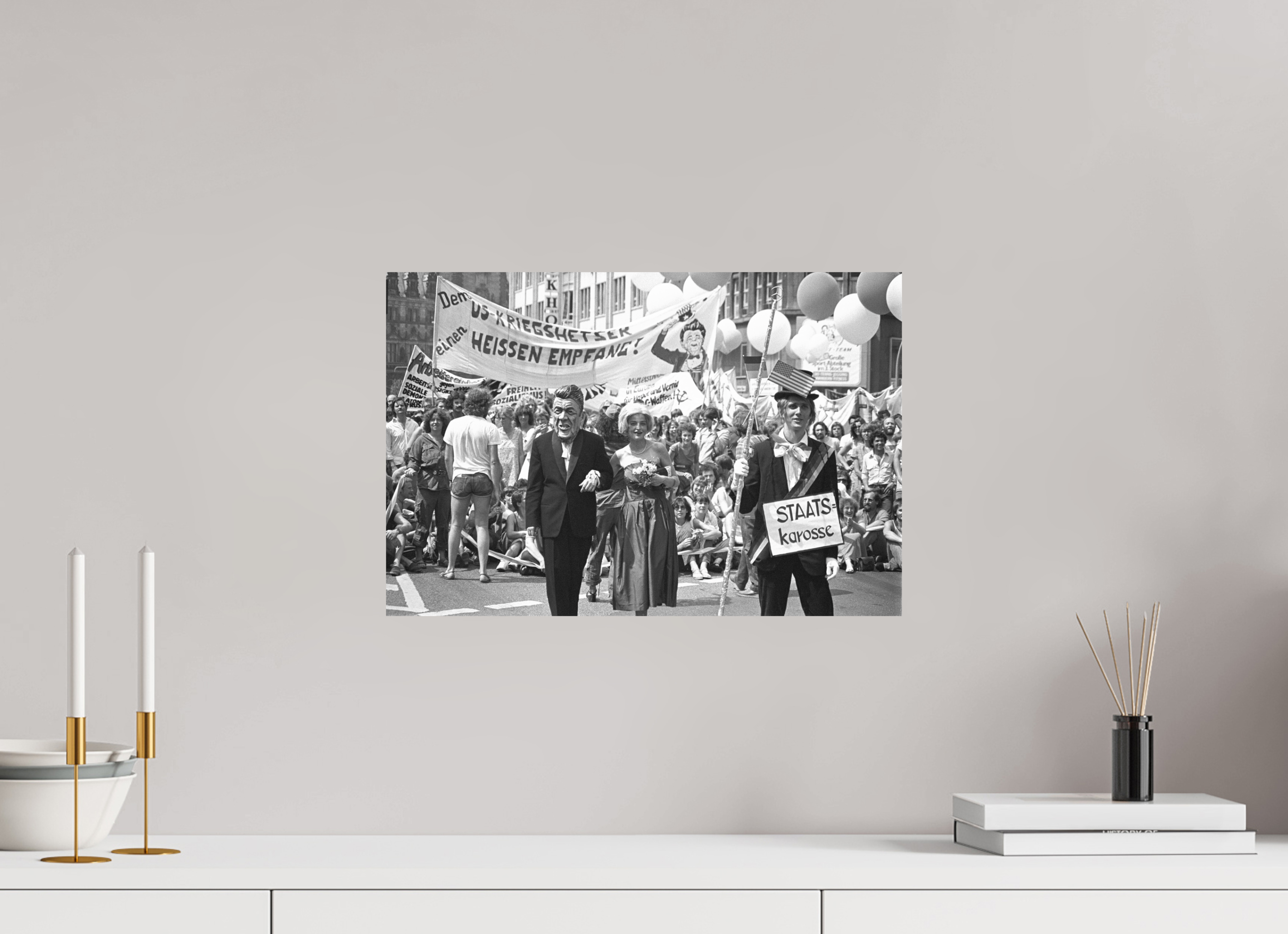 45 x 30 cm, 2. Foto auf Alu-Dibond Johannes Hartmann: Heißer Empfang (S/W-Foto)