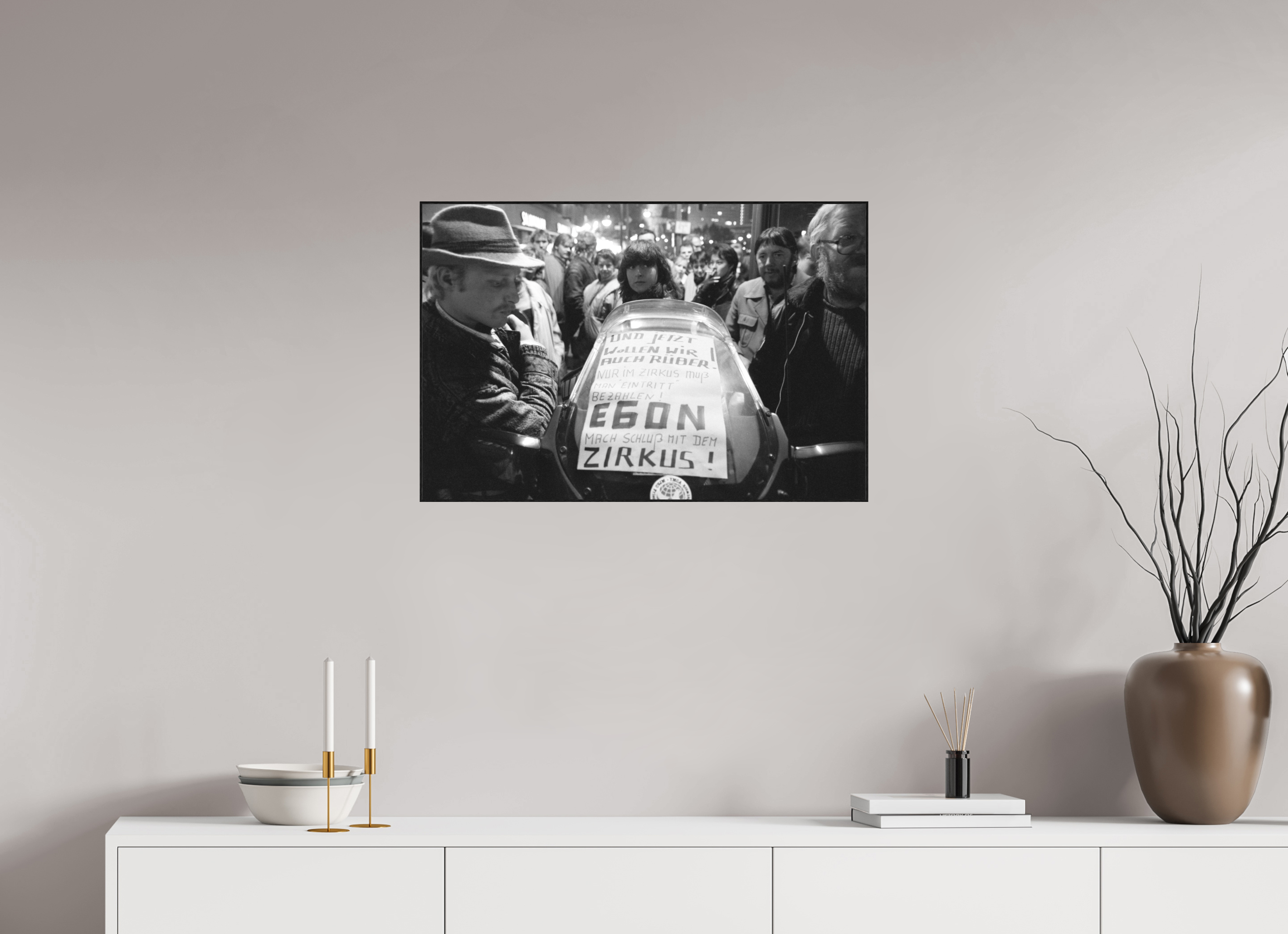 75 x 50 cm, 3a. Foto in ArtBox (4mm) Johannes Hartmann: Mach Schluss, Egon ! (S/W-Foto)