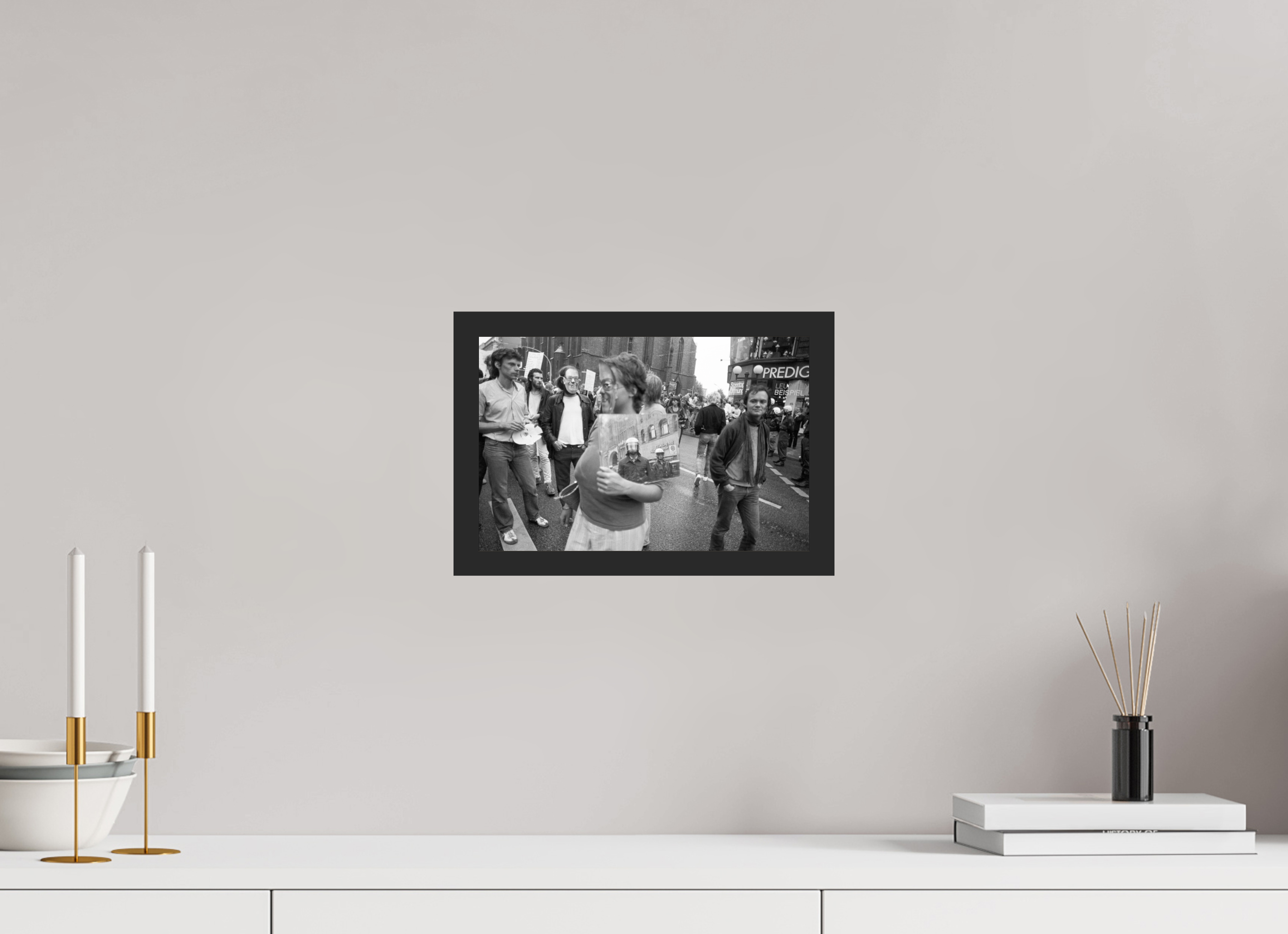 30 x 20 cm, 4a. Foto im Holz-Rahmen (20mm) Johannes Hartmann: Den Spiegel vorgehalten (S/W-Foto)