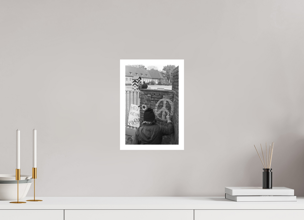 20 x 30 cm, 1. Foto mit Weißrand Johannes Hartmann: Heute keine Führung (S/W-Foto)