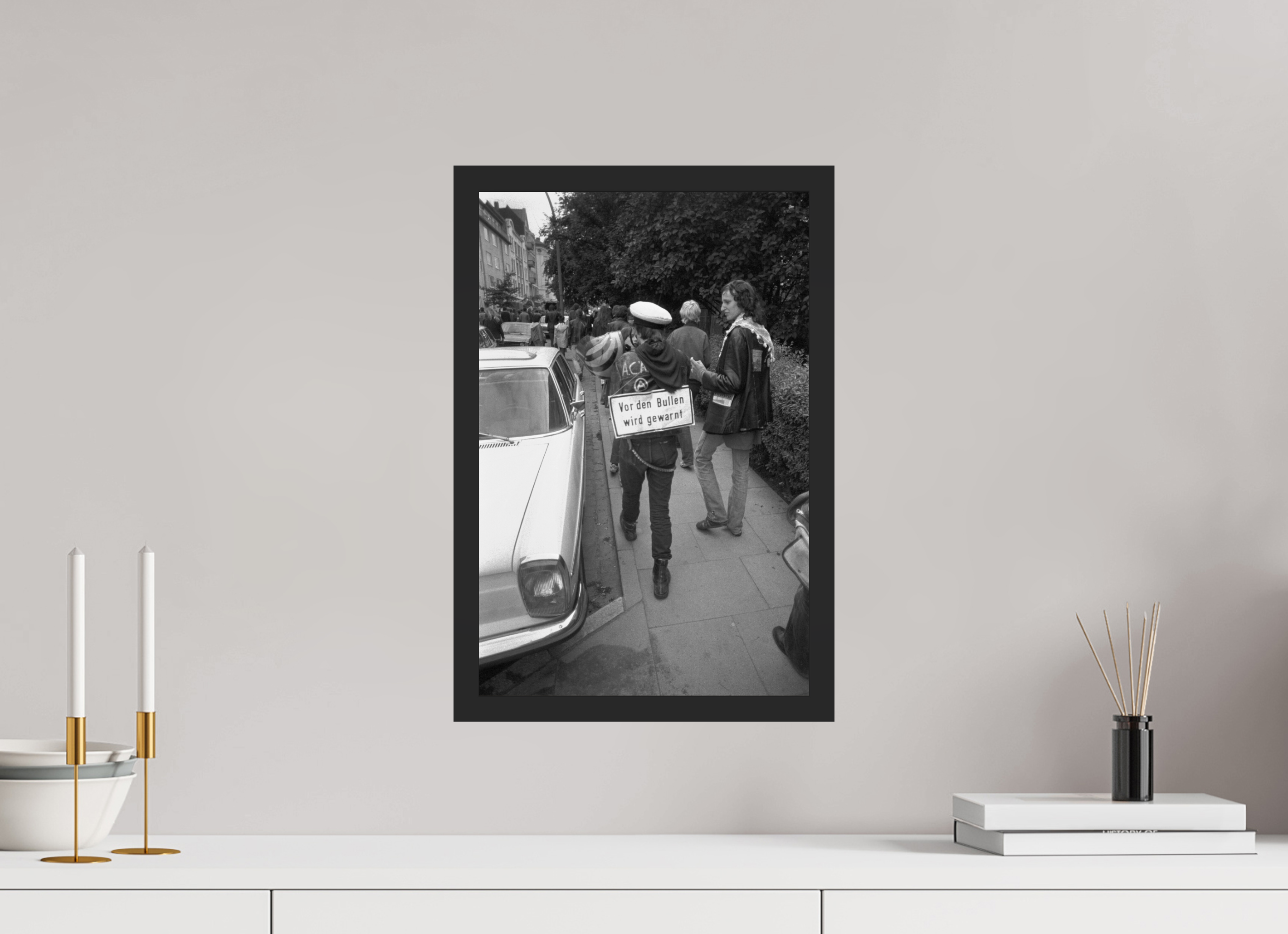 30 x 45 cm, 4a. Foto im Holz-Rahmen (20mm) Johannes Hartmann: Vor den Bullen wird gewarnt (S/W-Foto)