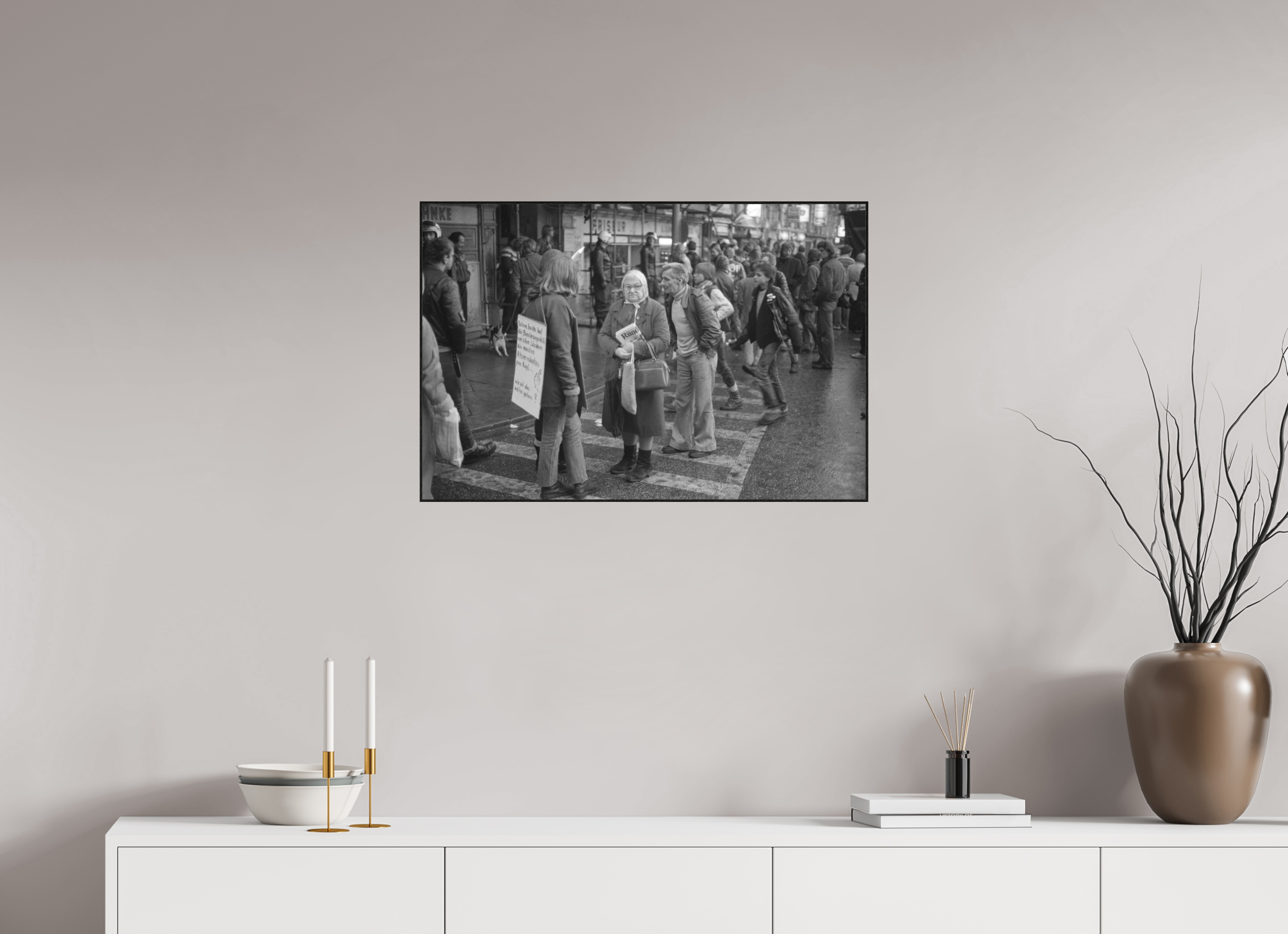 75 x 50 cm, 3a. Foto in ArtBox (4mm) Johannes Hartmann: Wie soll das weitergehen? (S/W-Foto)