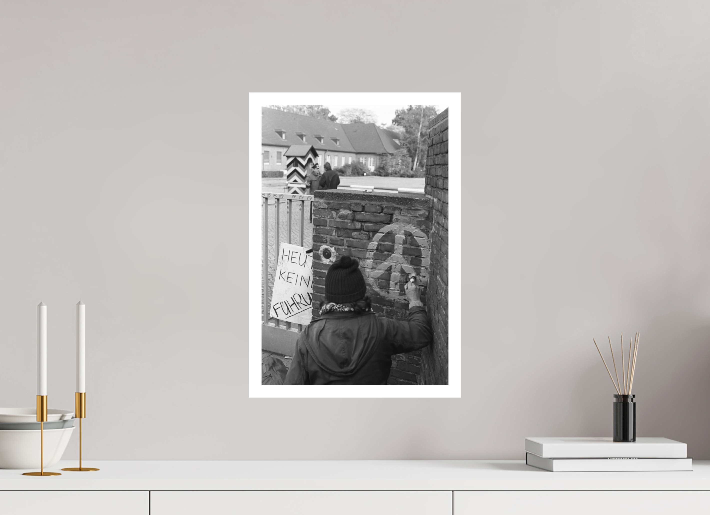 30 x 45 cm, 1. Foto mit Weißrand Johannes Hartmann: Heute keine Führung (S/W-Foto)