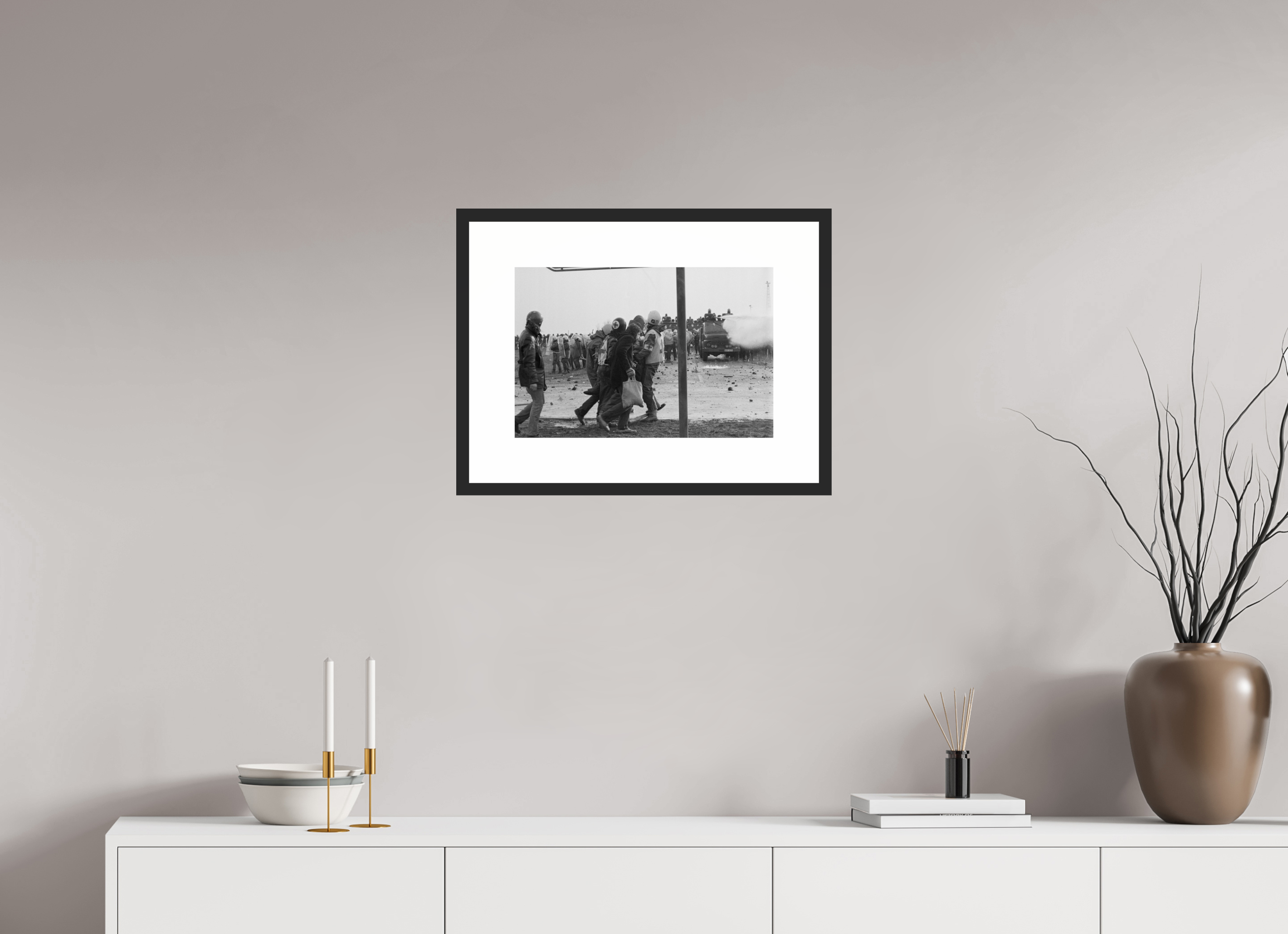 45 x 30 cm, 4b. Foto im Holz-Rahmen (20mm) mit Weißrand Johannes Hartmann: Verletztentransport (S/W-Foto)