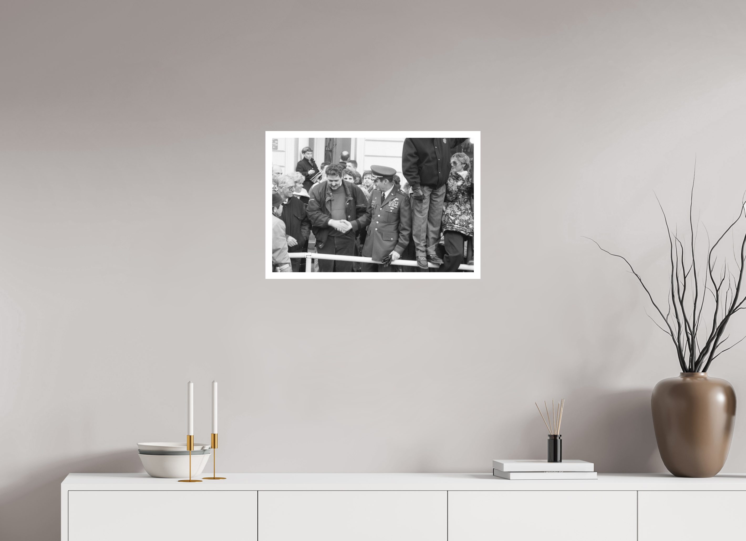 60 x 40 cm, 1. Foto mit Weißrand Johannes Hartmann: Der Handschlag (S/W-Foto)