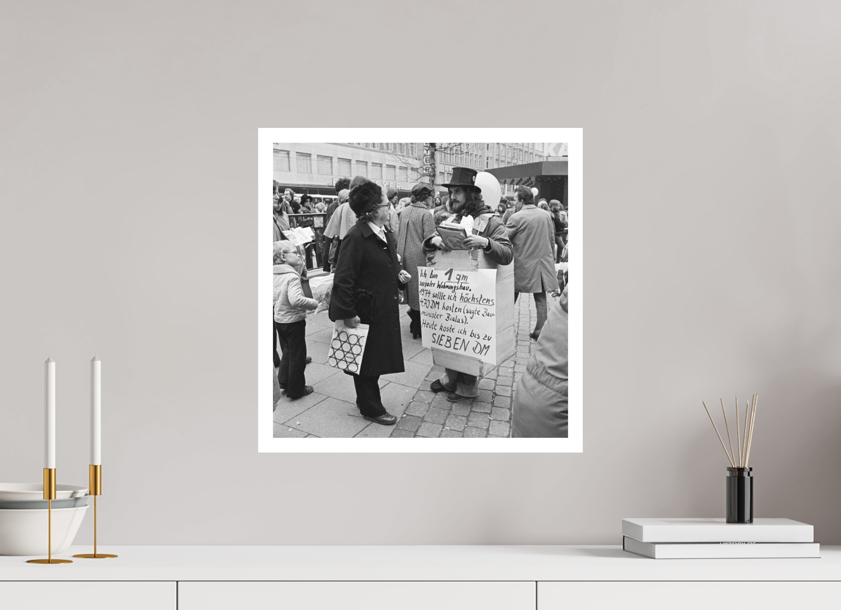 40 x 40 cm, 1. Foto mit Weißrand Johannes Hartmann: Ich bin 1qm sozialer Wohnungsbau. (S/W-Foto)