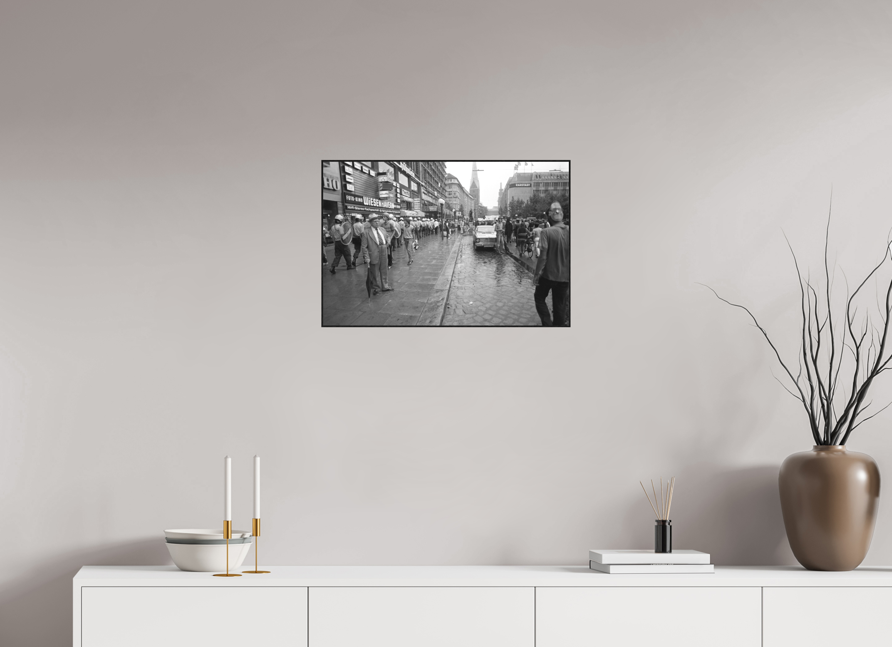 60 x 40 cm, 3a. Foto in ArtBox (4mm) Johannes Hartmann: Was soll dieser ganze Zirkus? (S/W-Foto)