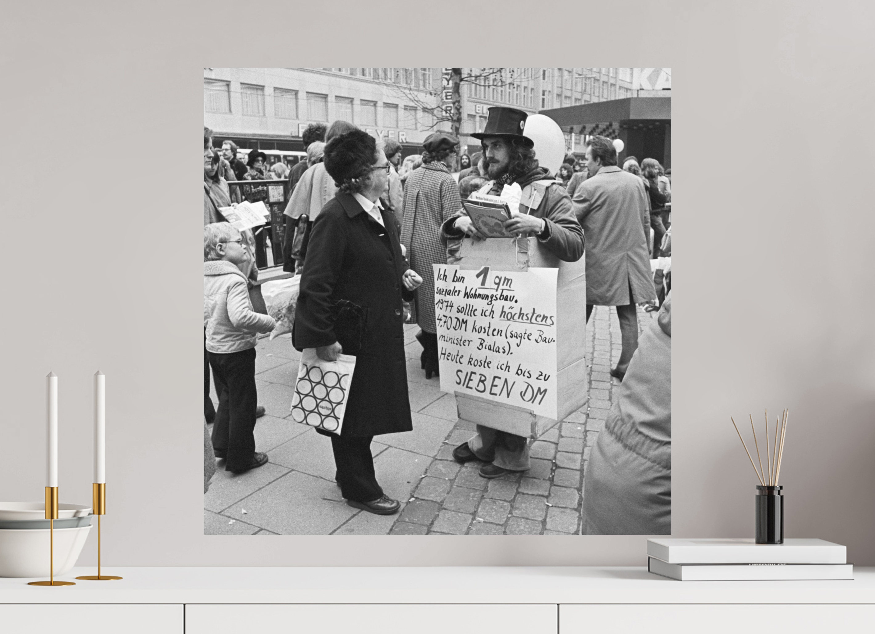 60 x 60 cm, 2. Foto auf Alu-Dibond Johannes Hartmann: Ich bin 1qm sozialer Wohnungsbau. (S/W-Foto)