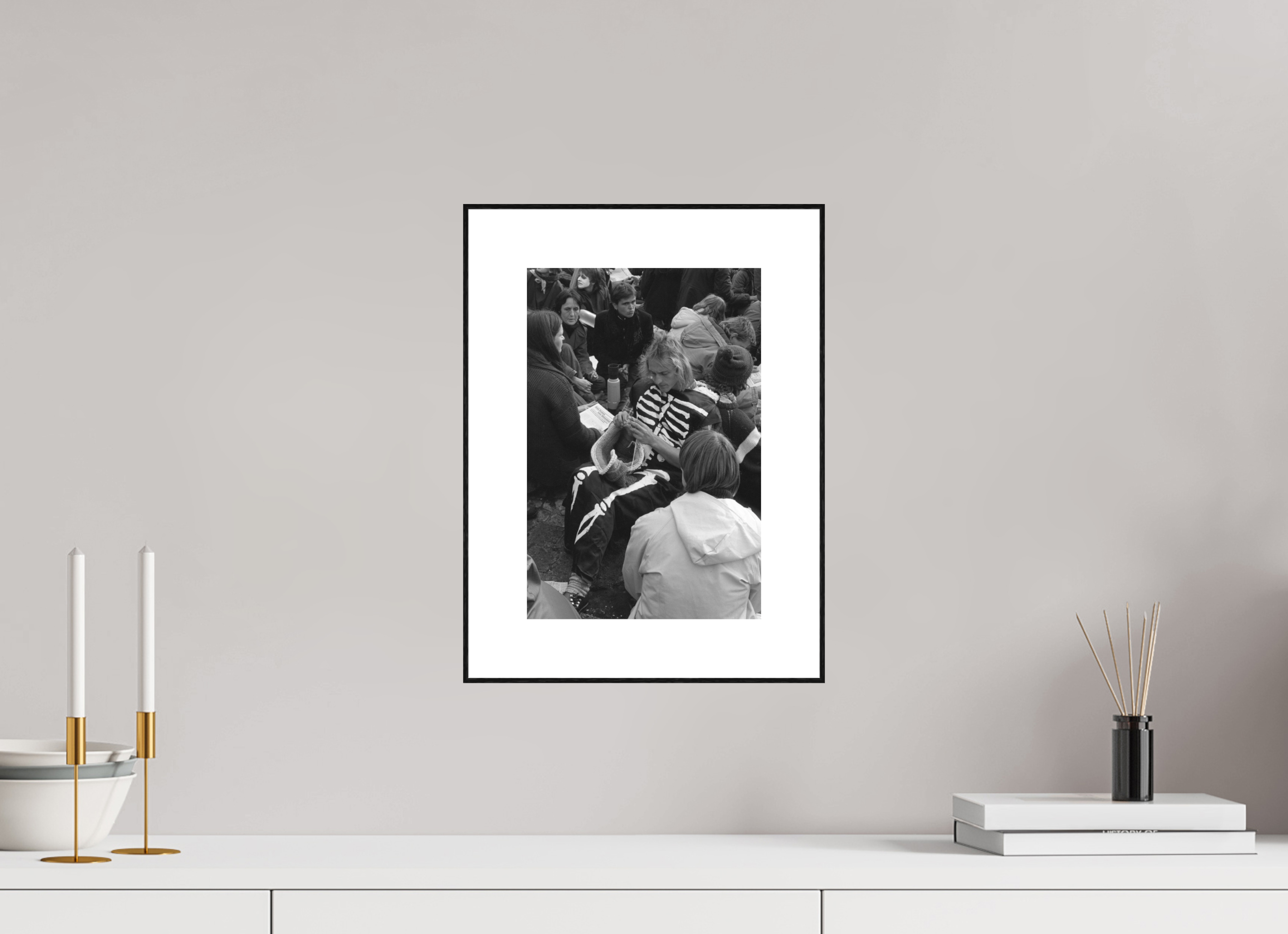 20 x 30 cm, 3b. Foto in ArtBox (4mm) mit Weißrand Johannes Hartmann: Der Tod und sein Strickzeug (S/W-Foto)