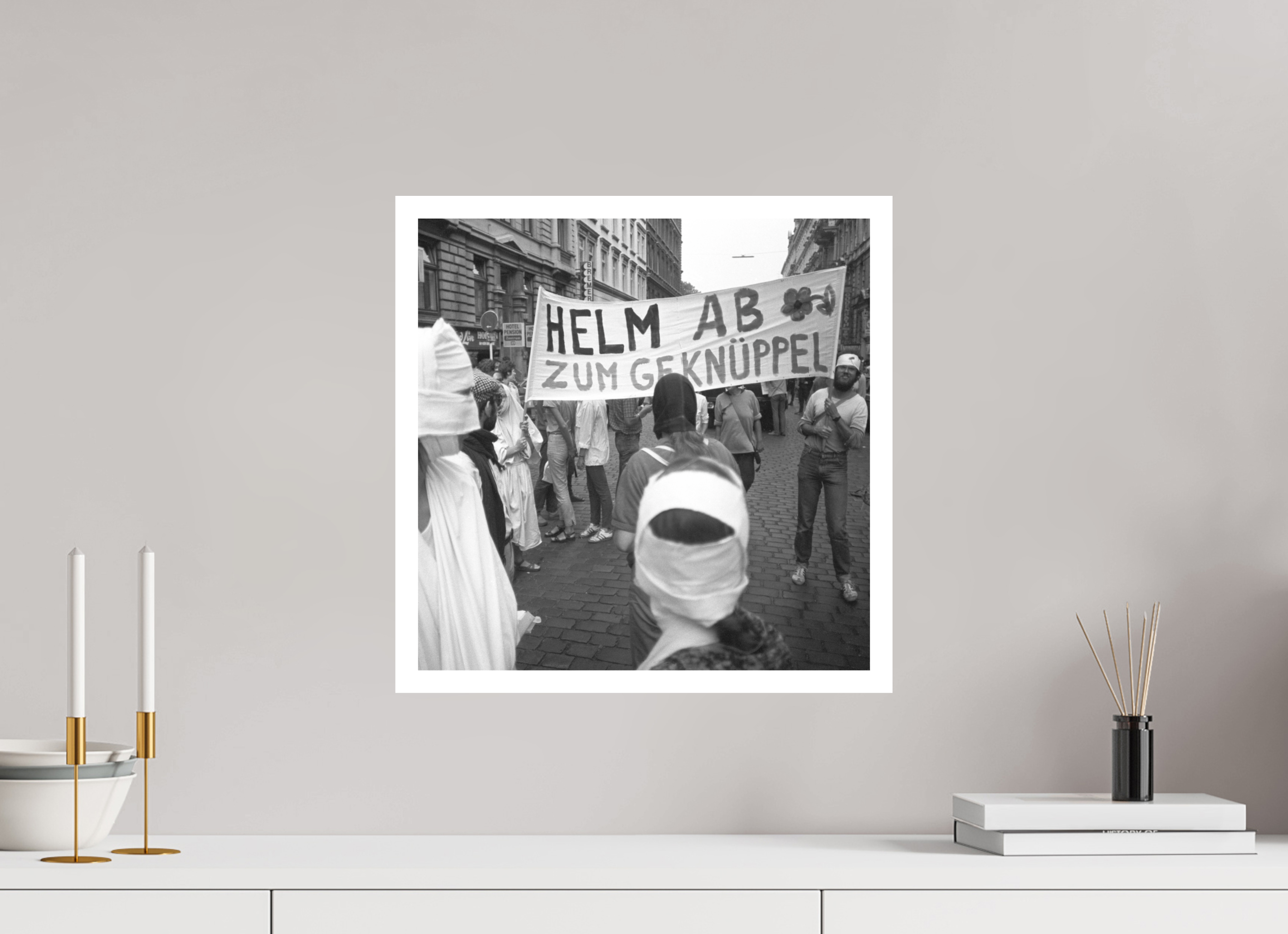 40 x 40 cm, 1. Foto mit Weißrand Johannes Hartmann: Helm ab zum Geknüppel (S/W-Foto)