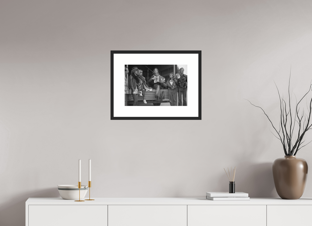 45 x 30 cm, 4b. Foto im Holz-Rahmen (20mm) mit Weißrand Johannes Hartmann: Christopher Street Day 1981 – 1 (S/W-Foto)