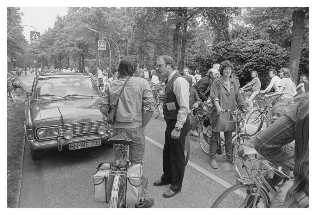 Main image Johannes Hartmann: Ihr könnt doch hier nicht einfach den ganzen Verkehr aufhalten… (S/W-Foto)