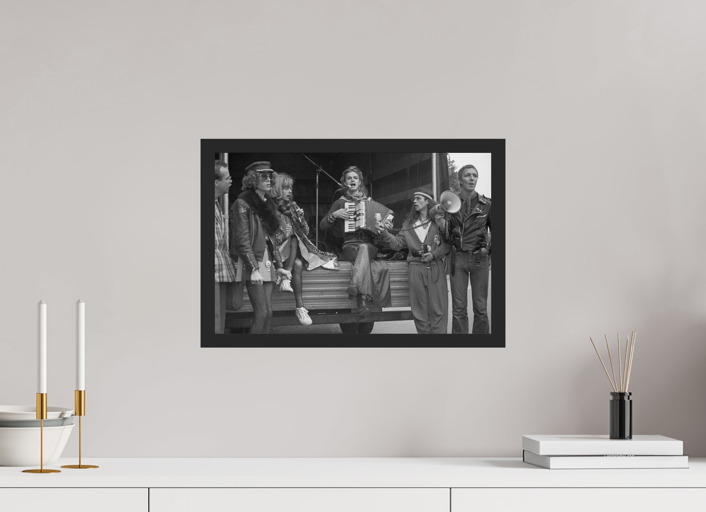 45 x 30 cm, 4a. Foto im Holz-Rahmen (20mm) Johannes Hartmann: Christopher Street Day 1981 – 1 (S/W-Foto)