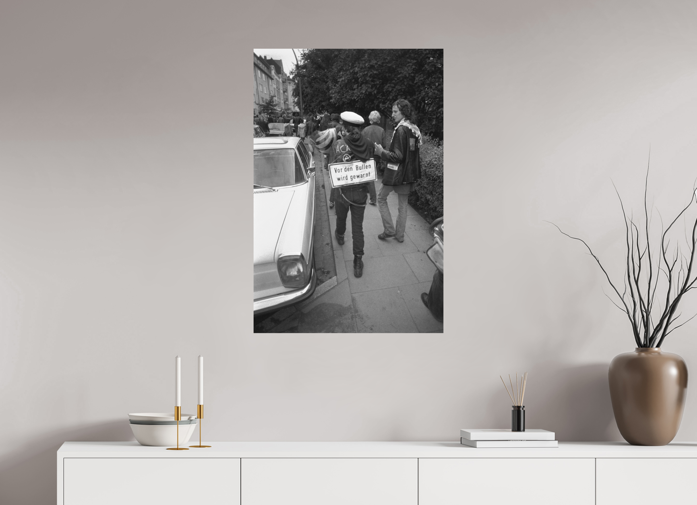 60 x 90 cm, 2. Foto auf Alu-Dibond Johannes Hartmann: Vor den Bullen wird gewarnt (S/W-Foto)