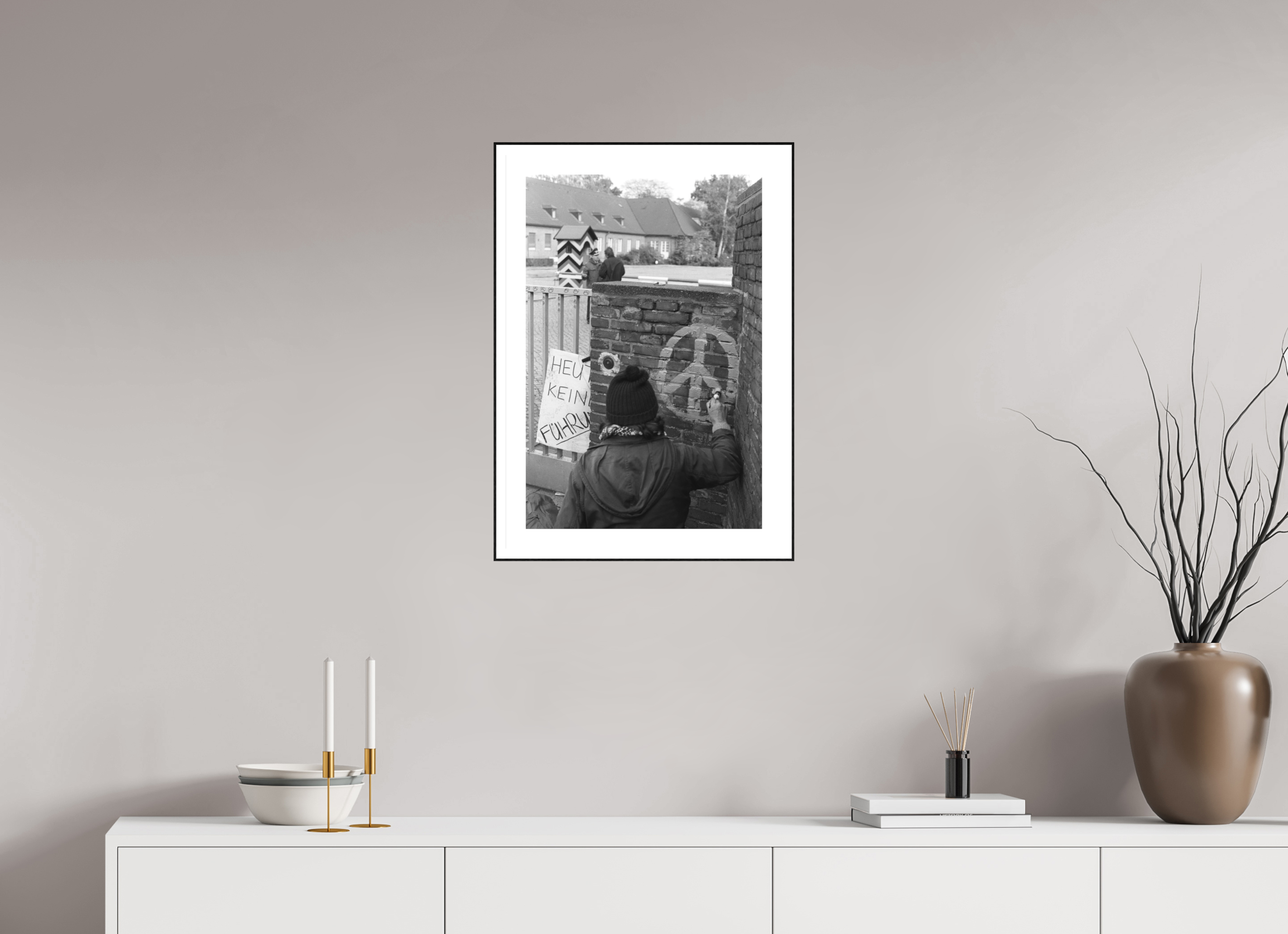 40 x 60 cm, 3b. Foto in ArtBox (4mm) mit Weißrand Johannes Hartmann: Heute keine Führung (S/W-Foto)