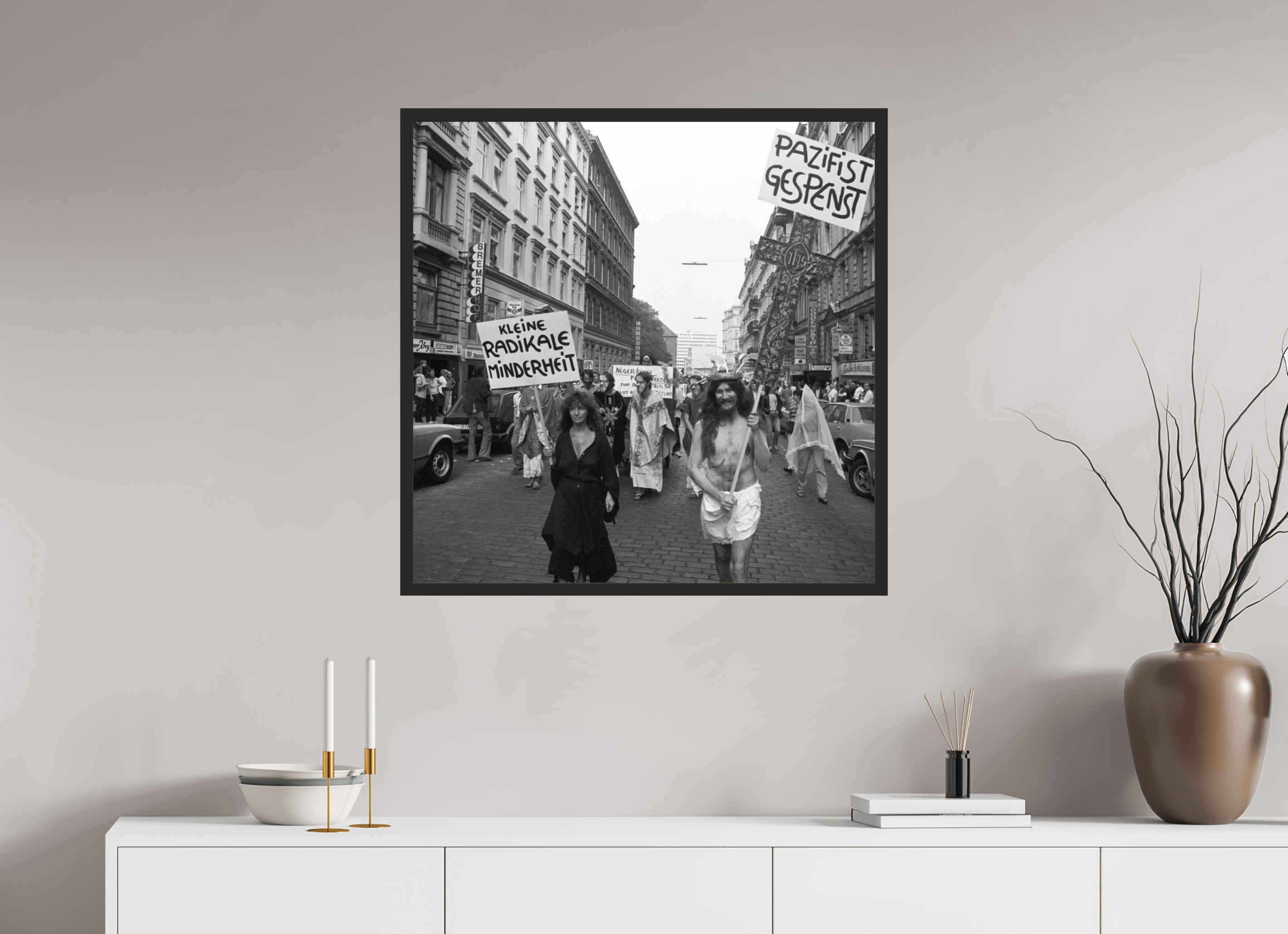 80 x 80 cm, 4a. Foto im Holz-Rahmen (20mm) Johannes Hartmann: Jesus und die kleine radikale Minderheit (S/W-Foto)