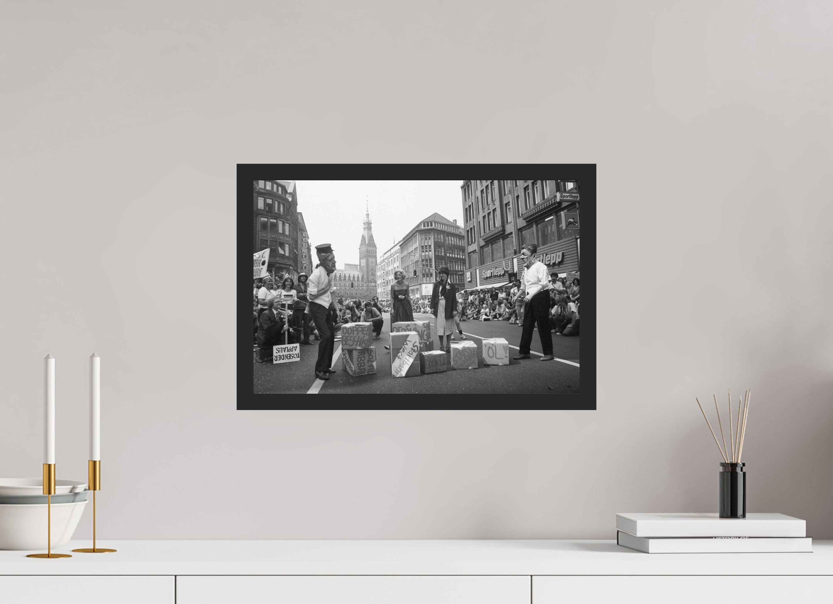 45 x 30 cm, 4a. Foto im Holz-Rahmen (20mm) Johannes Hartmann: NATO-Doppelbeschiss (S/W-Foto)