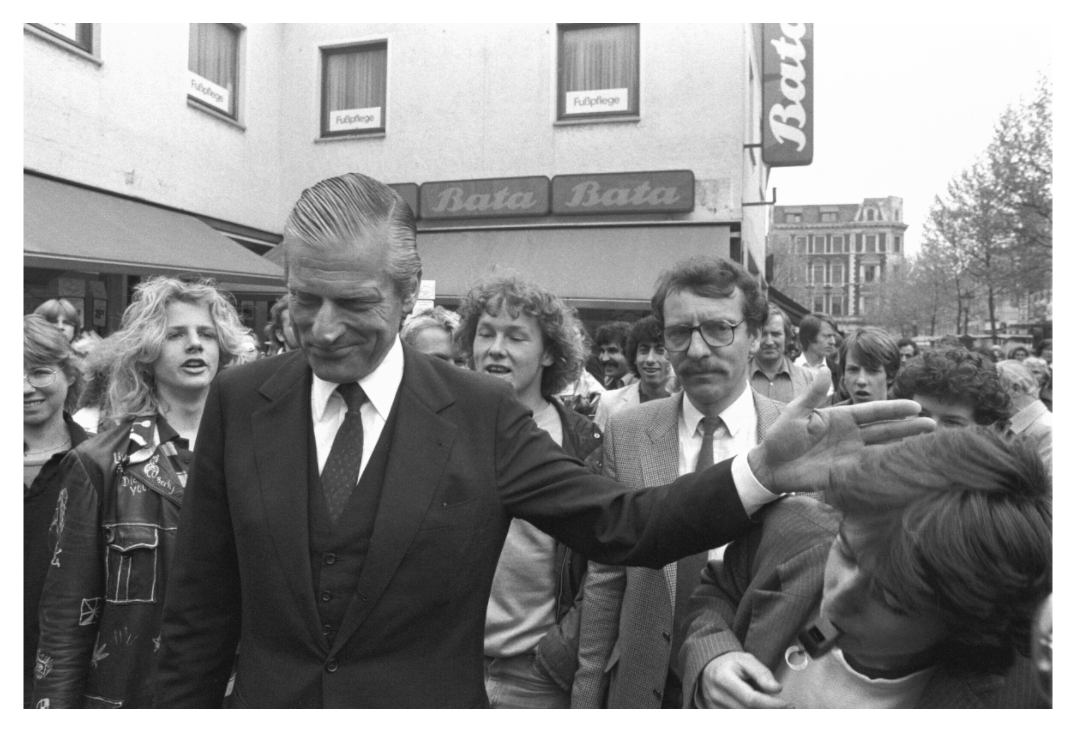 Main image Johannes Hartmann: Auftritt Walter Leisler-Kiep (S/W-Foto)