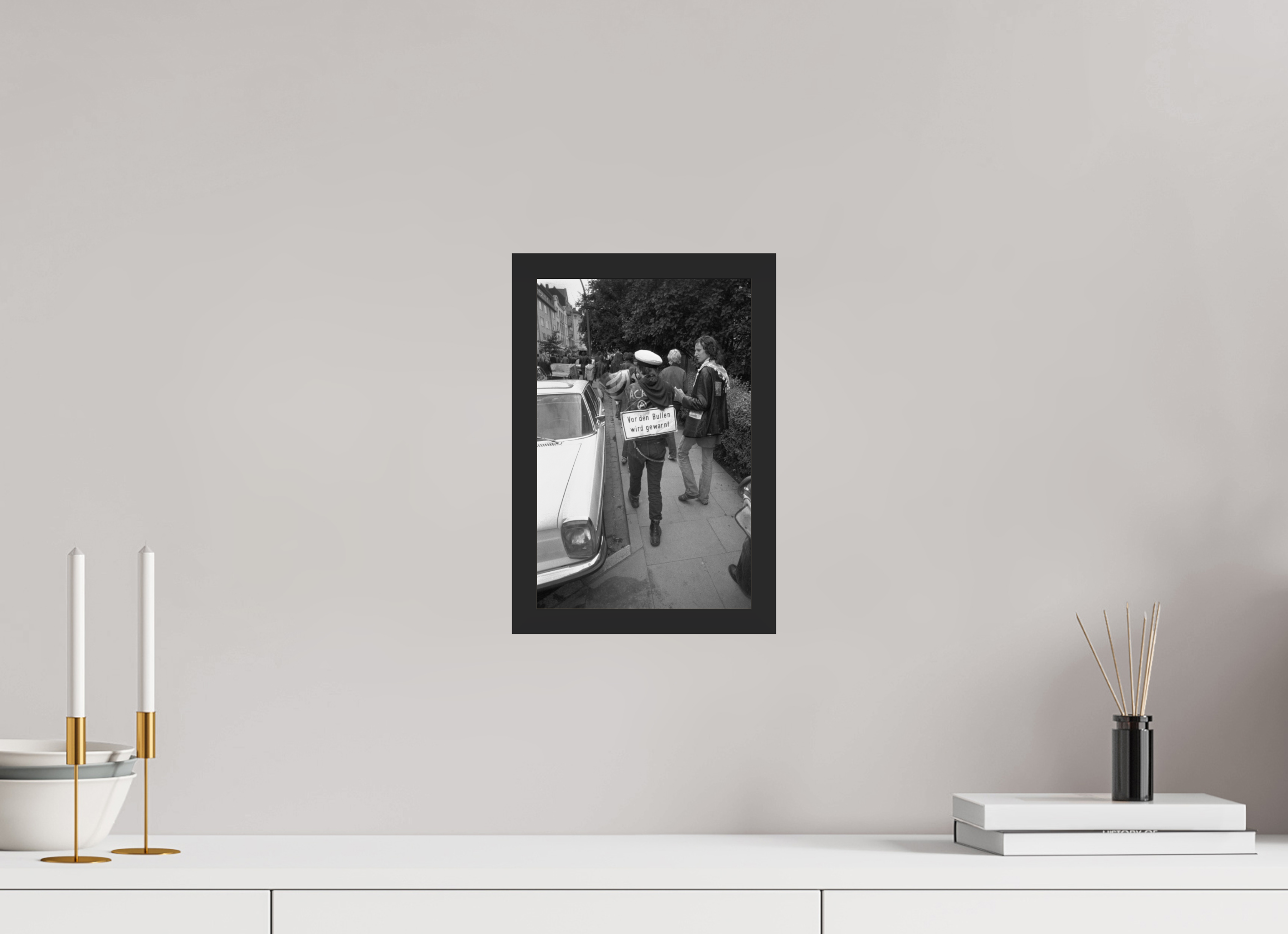 20 x 30 cm, 4a. Foto im Holz-Rahmen (20mm) Johannes Hartmann: Vor den Bullen wird gewarnt (S/W-Foto)