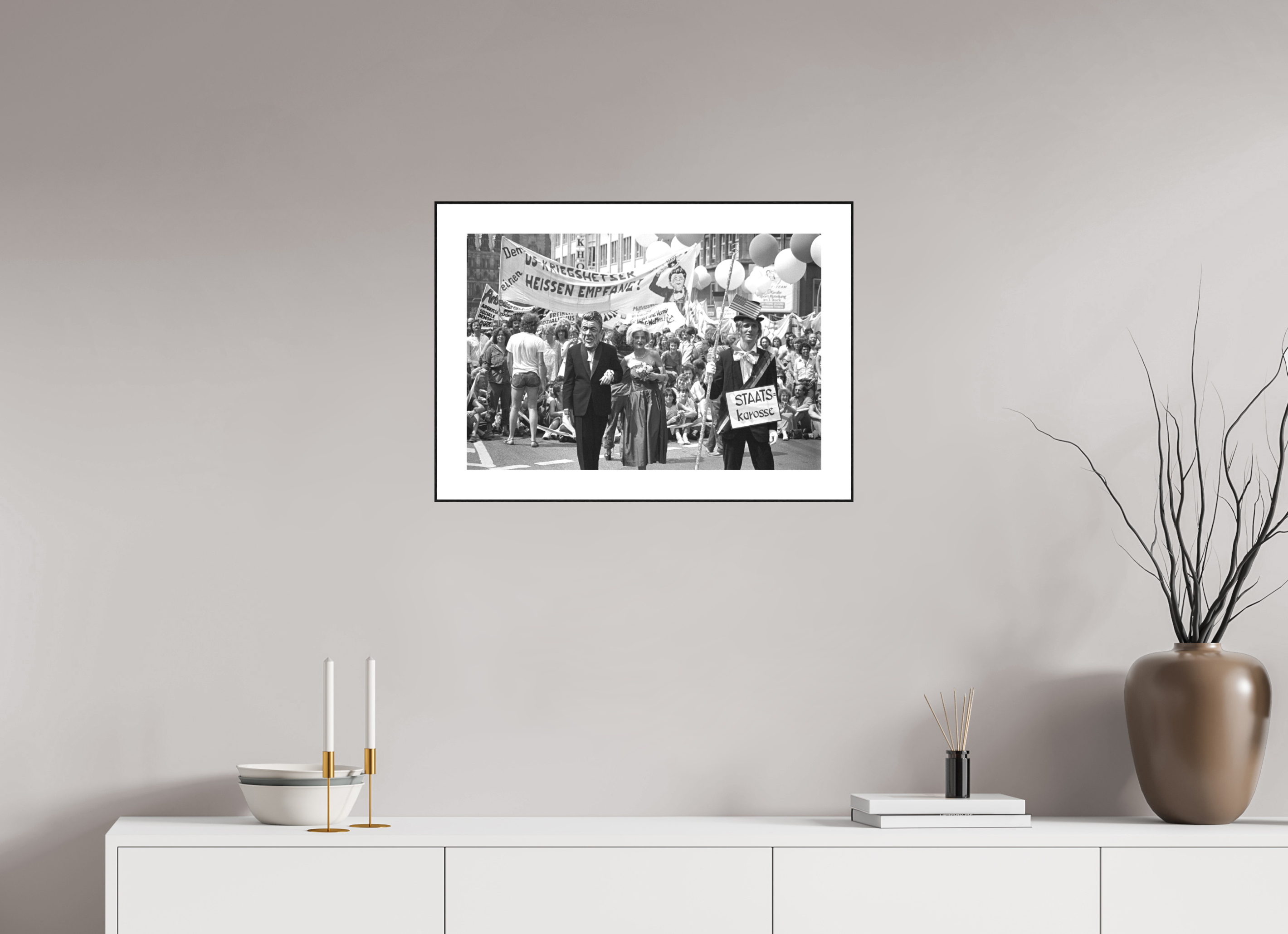 60 x 40 cm, 3b. Foto in ArtBox (4mm) mit Weißrand Johannes Hartmann: Heißer Empfang (S/W-Foto)