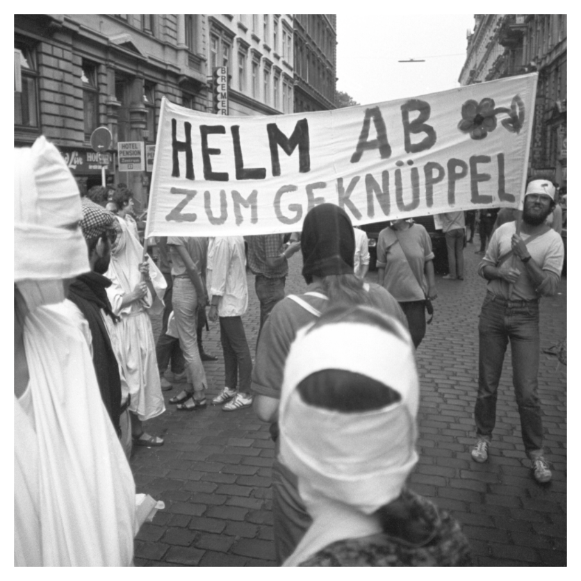 Main image Johannes Hartmann: Helm ab zum Geknüppel (S/W-Foto)